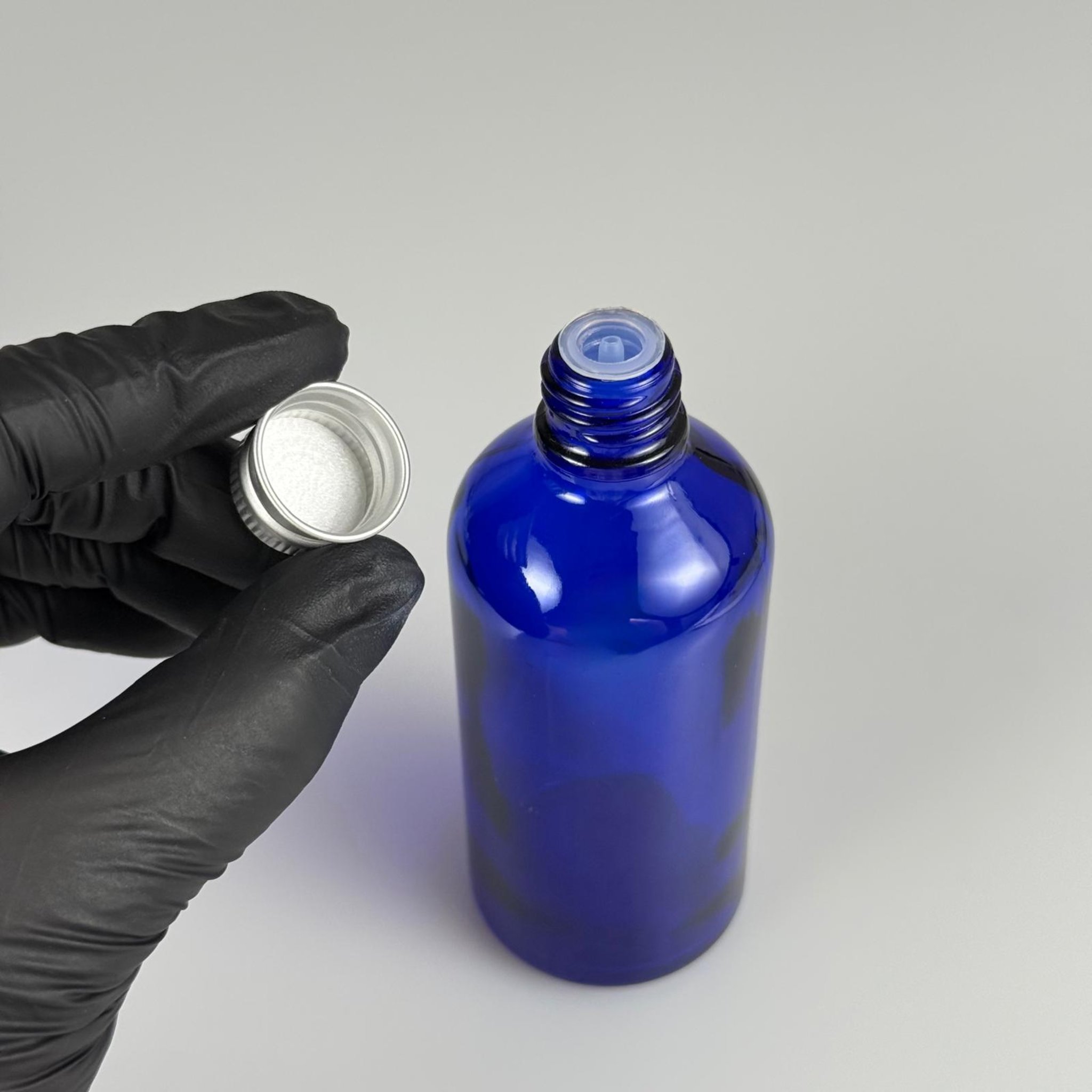 100 CC MAVİ CAM ŞİŞE + KÖPÜK CONTALI GÜMÜŞ ALÜMİNYUM METAL + KOLONYA TIPALI KAPAKLI TAKIM - 100 ML MAVİ CAM ŞİŞE
