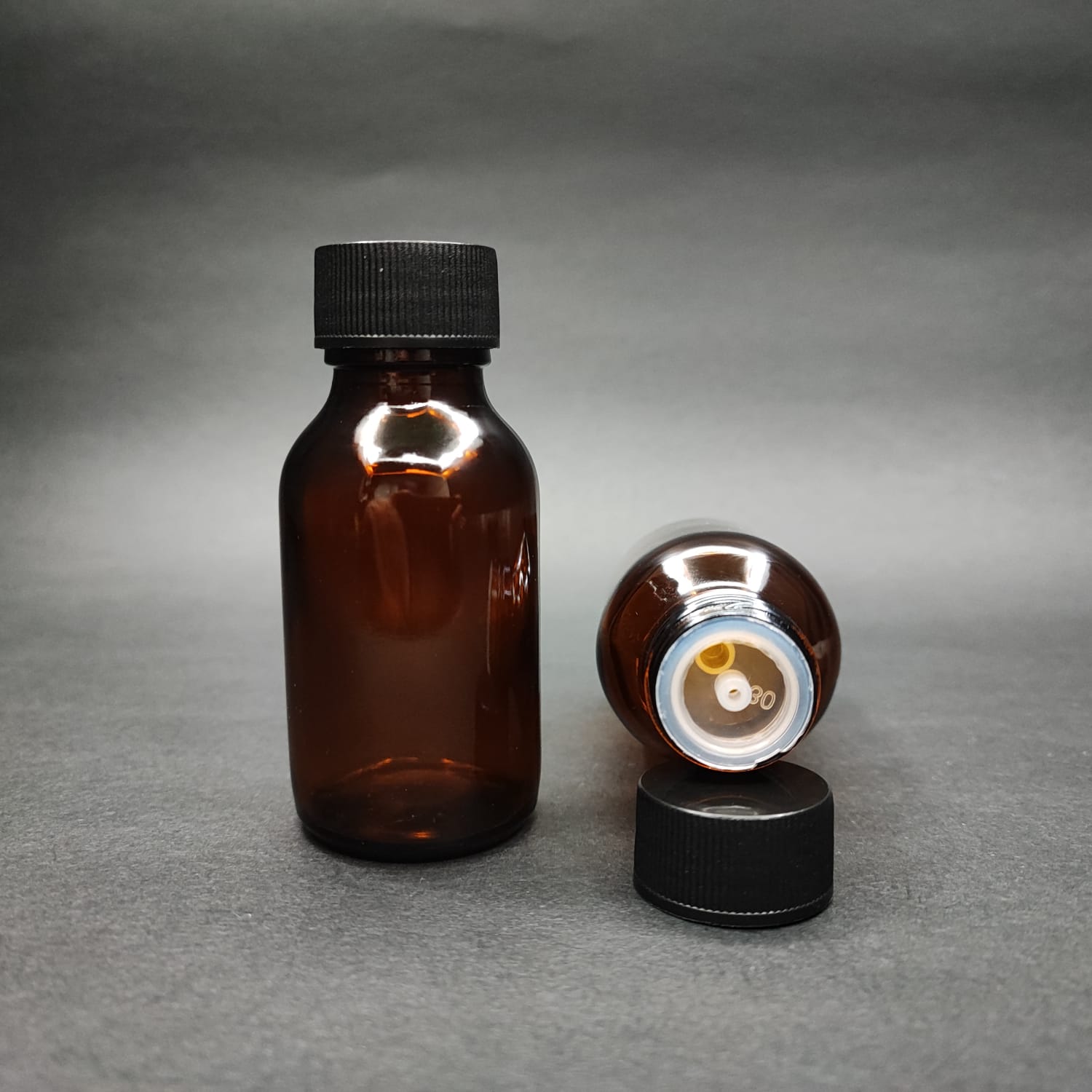 50 ML DOLUMU KOLAY, GENİŞ AĞIZLI İÇTEN DAMLALIKLI ŞİŞE (25 MM AĞIZ) - 50 CC SİYAH CONTALI KAPAKLI İÇTEN DAMLALIKLI CAM ECZA ŞİŞESİ - AMBER KAHVERENGİ