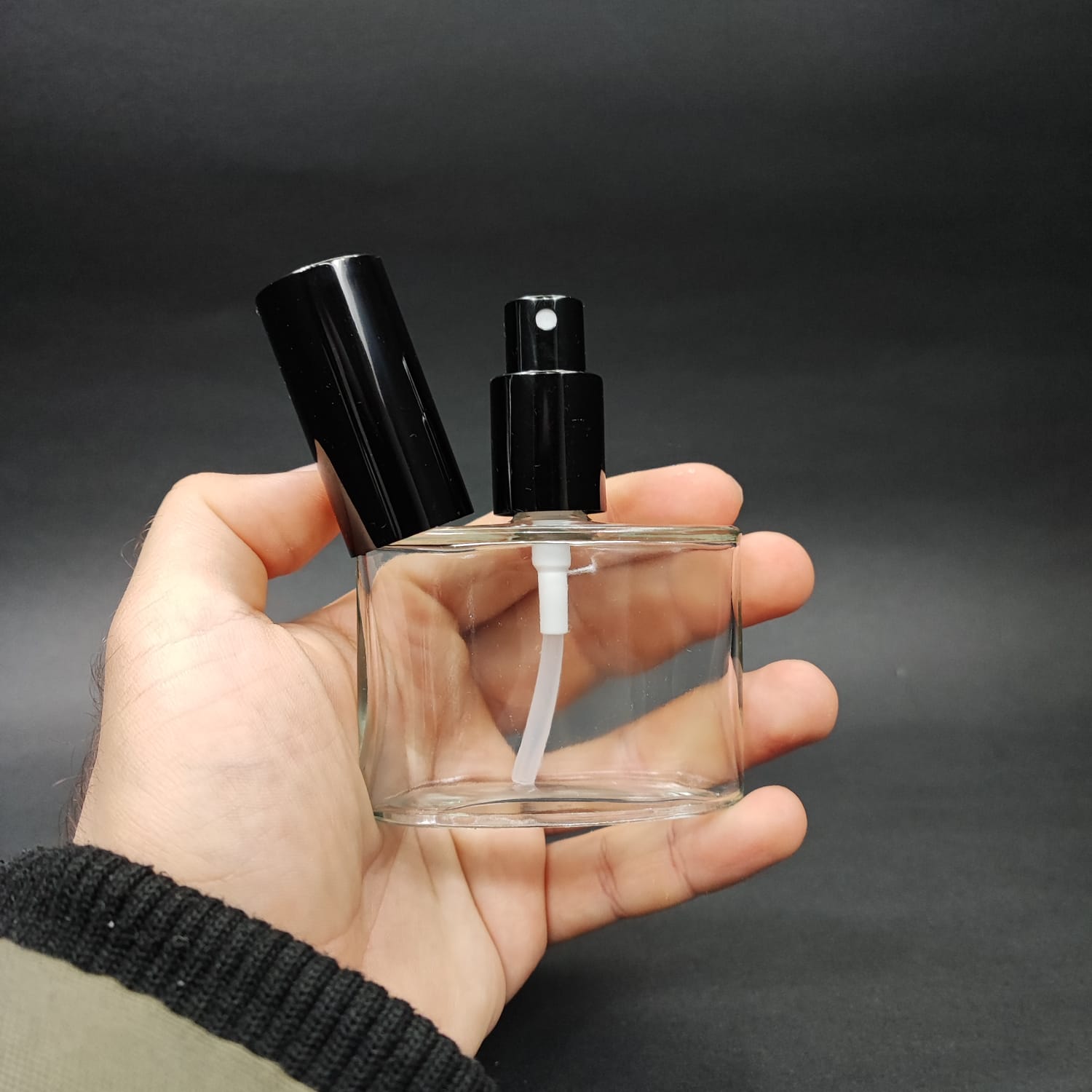 50 ML LÜKS VİDALI VALF ÇEVİRME PARFÜM ŞİŞELERİ - 50 CC YASSI ŞEFFAF CAM ŞİŞE - SİYAH METAL SPREYLİ KAPAKLI SET