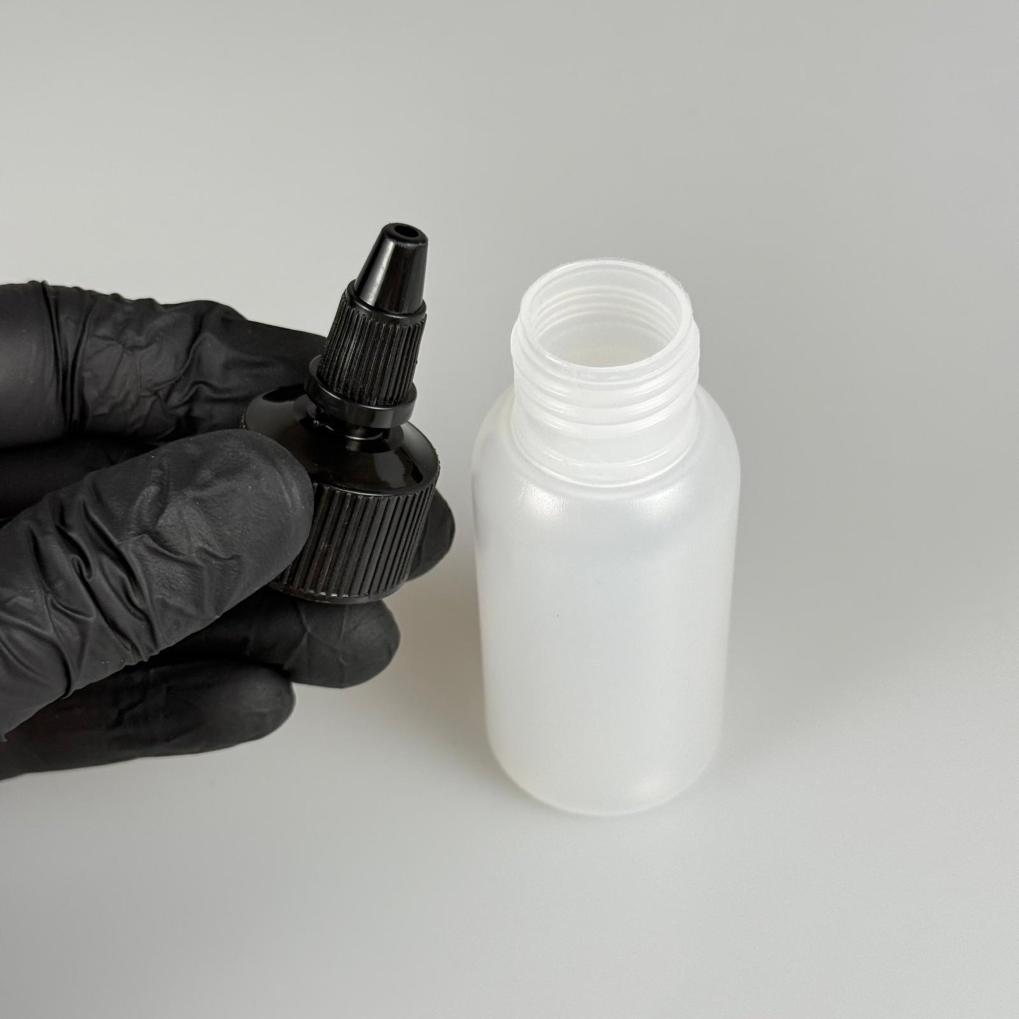 50 ML SIKILABİLİR YUMUŞAK POLİETİLEN PE PLASTİK ŞİŞE - SİYAH TWİST AKITICI SOS KAPAKLI - 50 cc sos, yağ, kartuş, mürekkep vb için boş şişeler