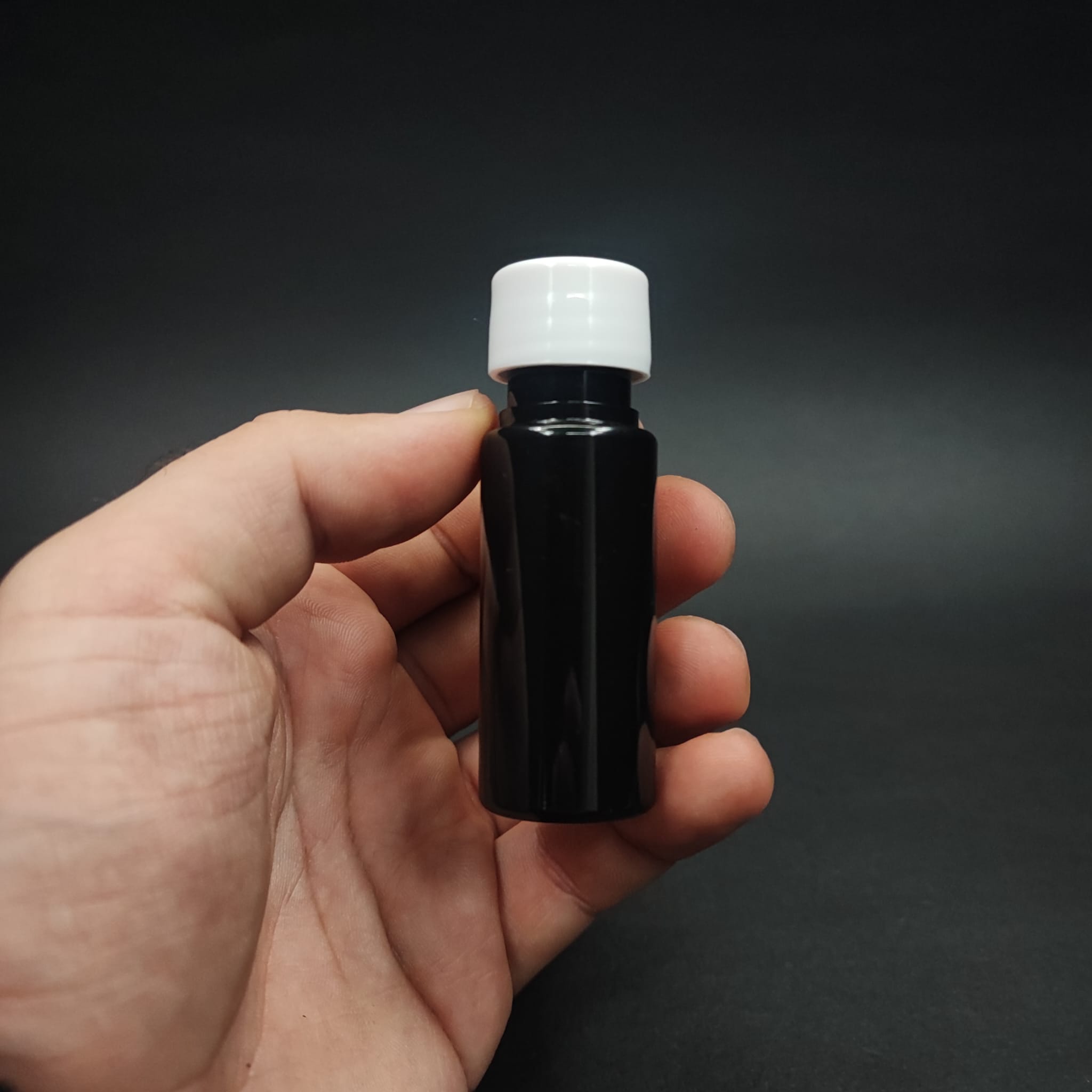 15 CC SİYAH PLASTİK ŞİŞE + KENDİNDEN CONTALI SIZDIRMAZ BEYAZ KAPAK - 15 ML KAPAKLI PET ŞİŞE