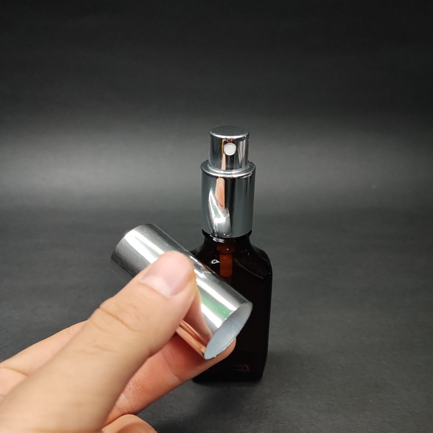30 ML LÜKS VİDALI VALF ÇEVİRME PARFÜM ŞİŞELERİ - 30 CC AMBER YASSI CAM ŞİŞE - GÜMÜŞ METAL SPREYLİ KAPAKLI SET