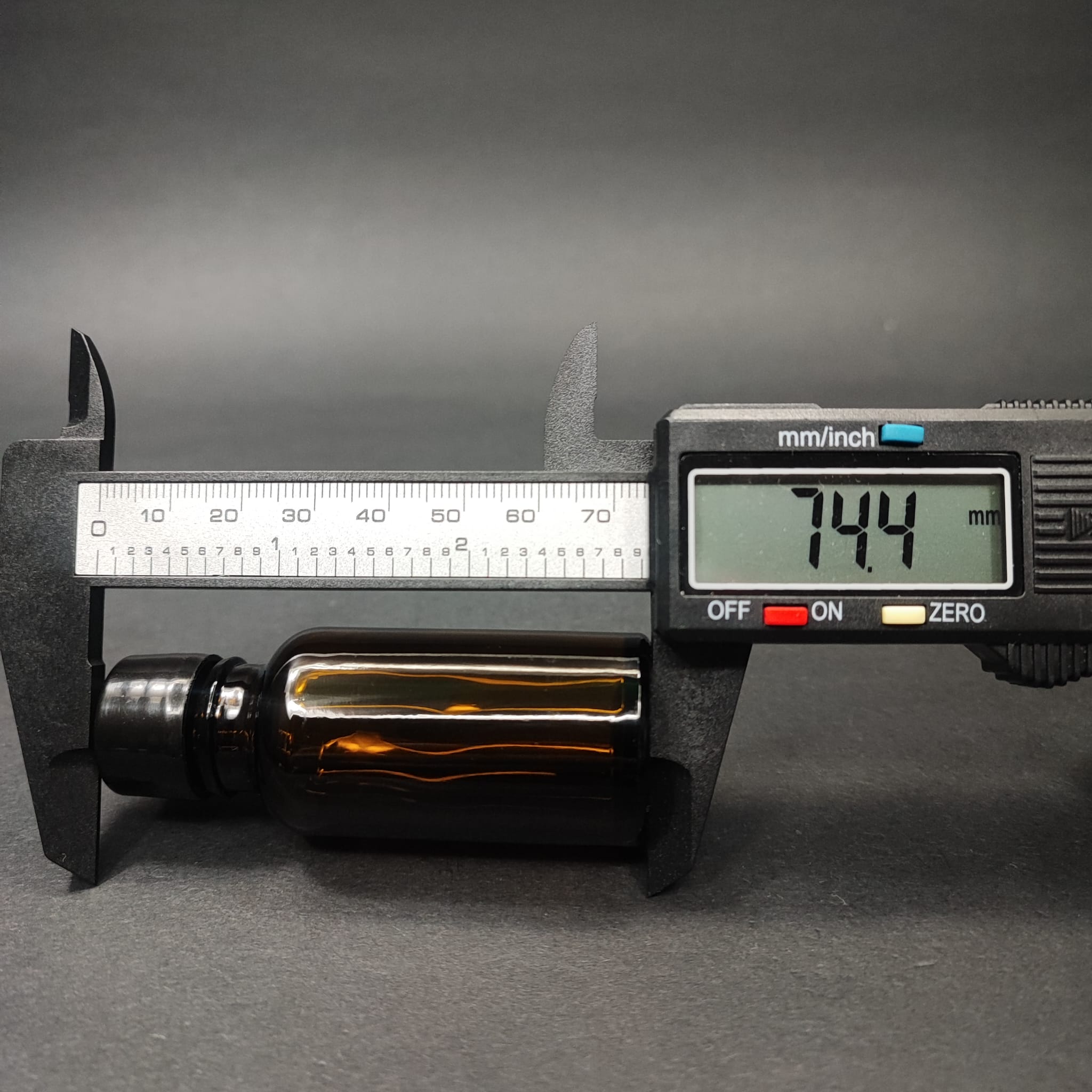 20 CC AMBER CAM ŞİŞE + KENDİNDEN CONTALI SIZDIRMAZ SİYAH KAPAK - 20 ML KAPAKLI KAHVERENGİ CAM ŞİŞE