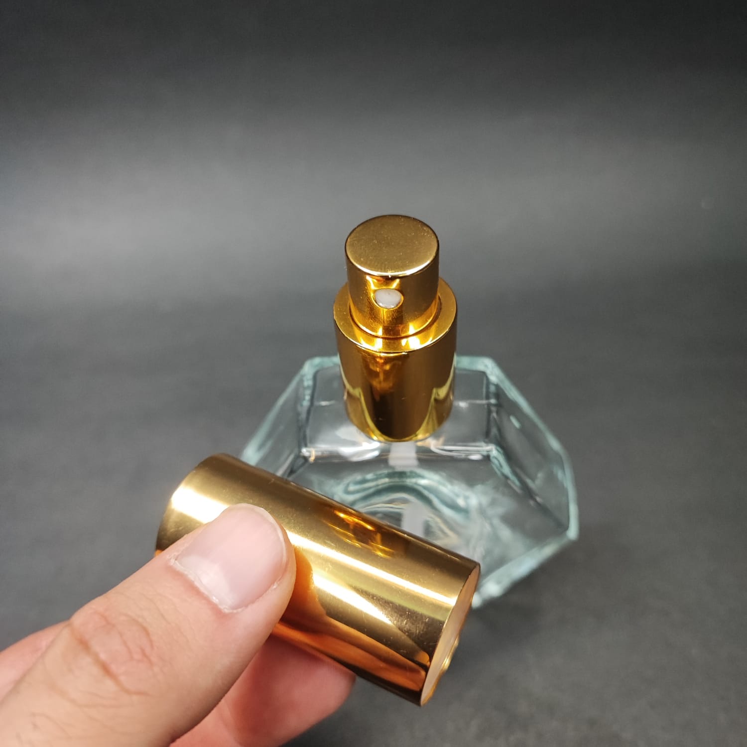 50 ML LÜKS VİDALI VALF ÇEVİRME PARFÜM ŞİŞELERİ - 50 CC ALTIGEN ŞEFFAF CAM ŞİŞE - SİYAH GOLD SPREYLİ KAPAKLI SET