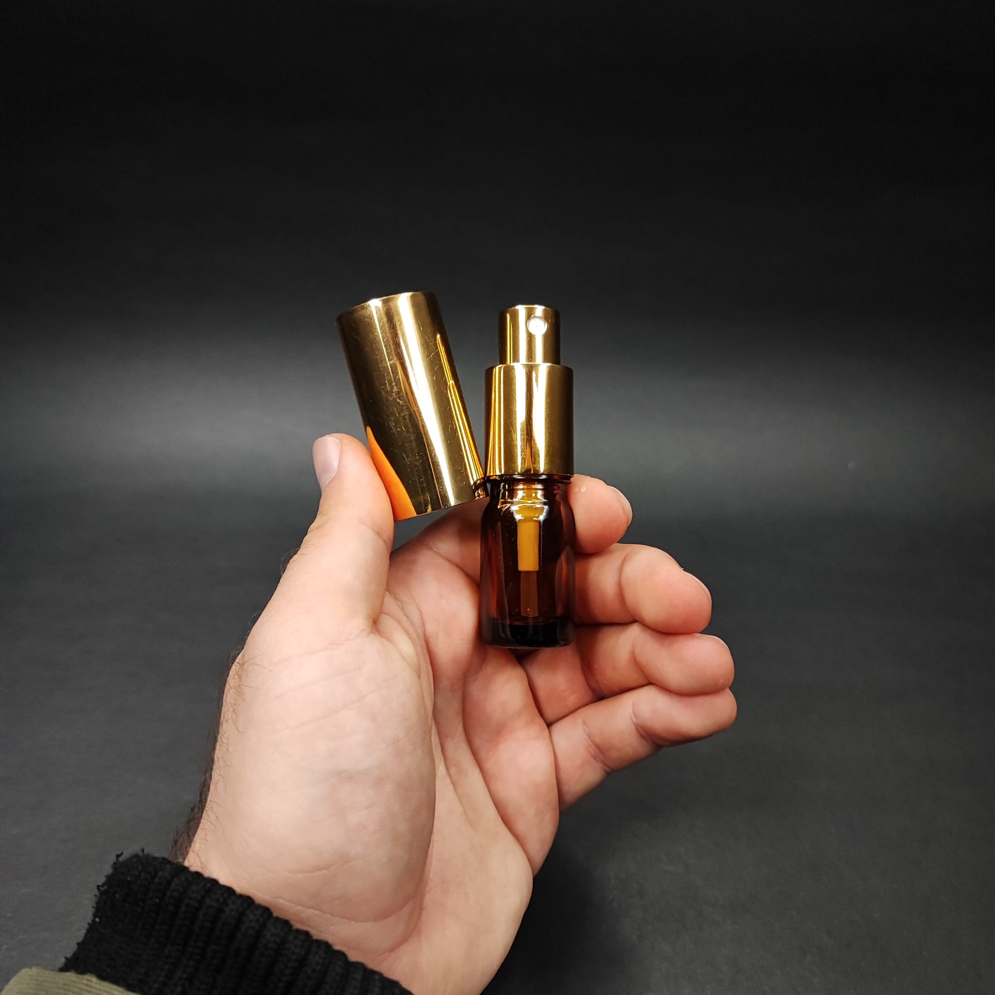 5 ML LÜKS VİDALI VALF ÇEVİRME PARFÜM ŞİŞELERİ - 5 CC AMBER CAM ŞİŞE - GOLD METAL SPREYLİ KAPAKLI SET