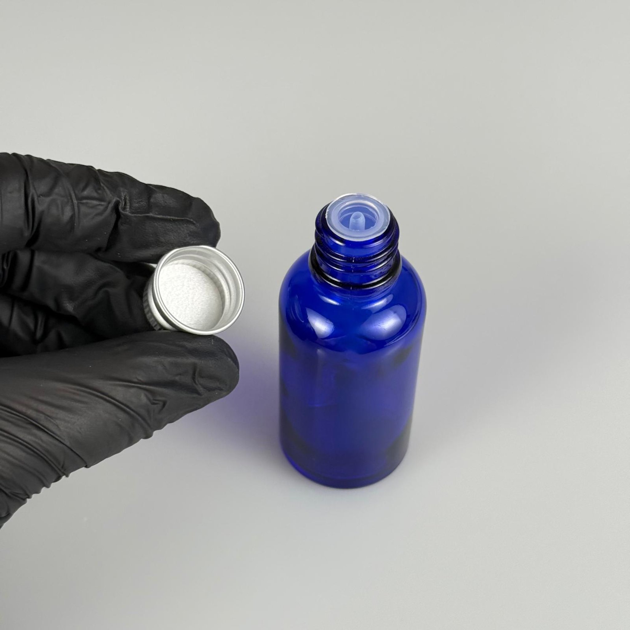 30 CC MAVİ CAM ŞİŞE + KÖPÜK CONTALI GÜMÜŞ ALÜMİNYUM METAL KAPAKLI + DAMLALIKLI KOLONYA TIPALI TAKIM - 30 ML MAVİ CAM ŞİŞE