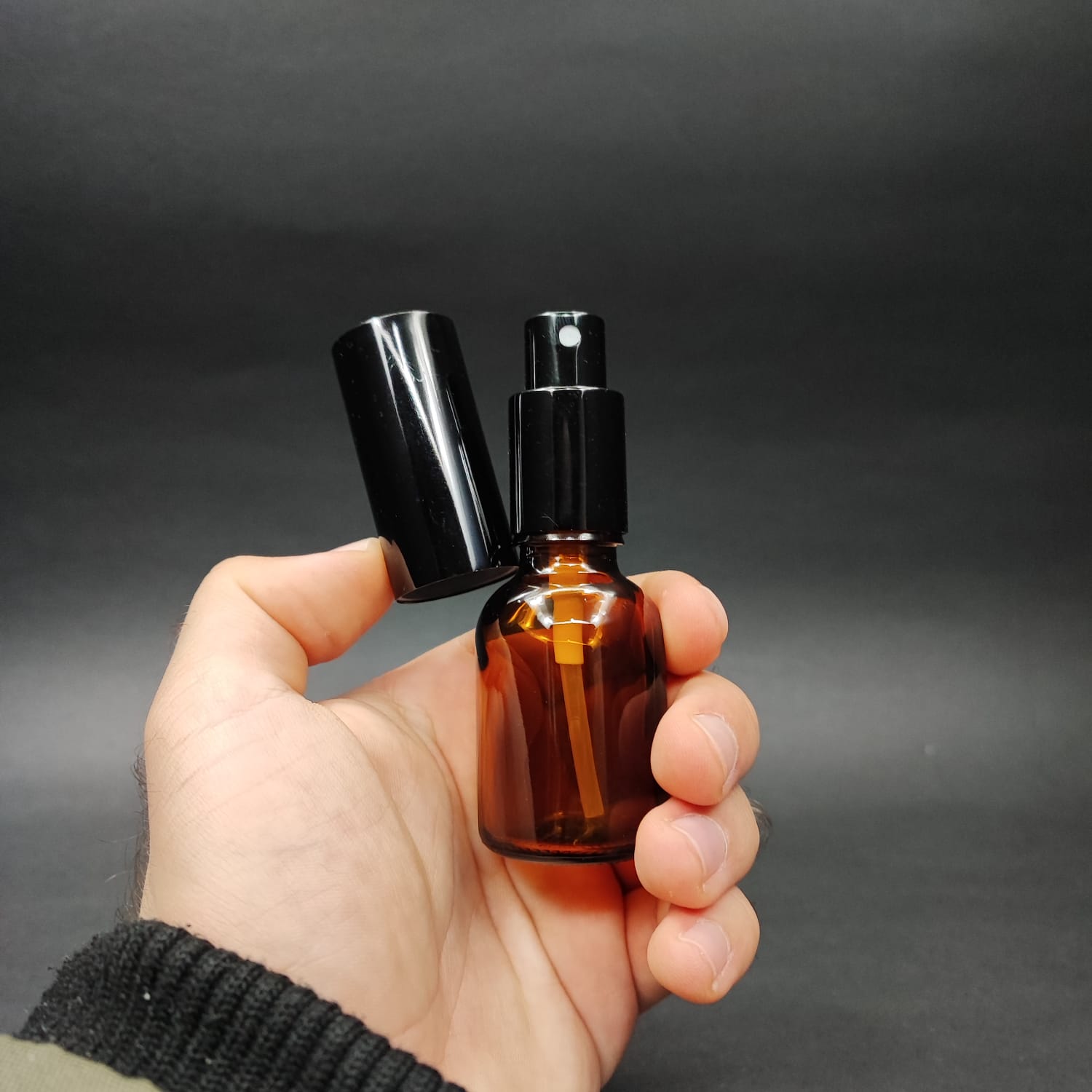 25 ML LÜKS VİDALI VALF ÇEVİRME PARFÜM ŞİŞELERİ - 25 CC TOMBUL AMBER CAM ŞİŞE - SİYAH METAL SPREYLİ KAPAKLI SET