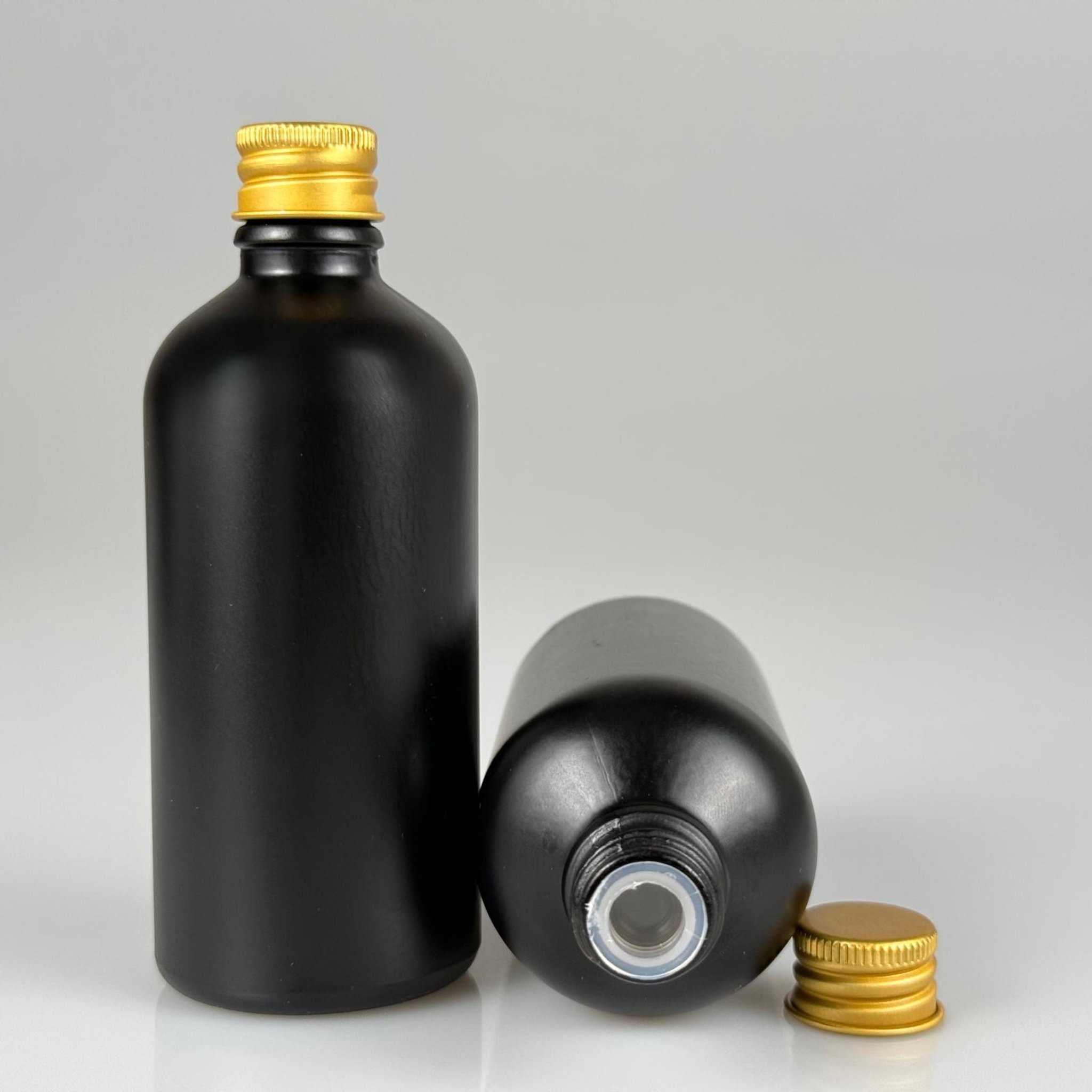 100 CC MAT SİYAH CAM ŞİŞE + KÖPÜK CONTALI GOLD ALÜMİNYUM METAL KAPAKLI + KÖR TIPALI TAKIM - 100 ML MAT SİYAH CAM ŞİŞE