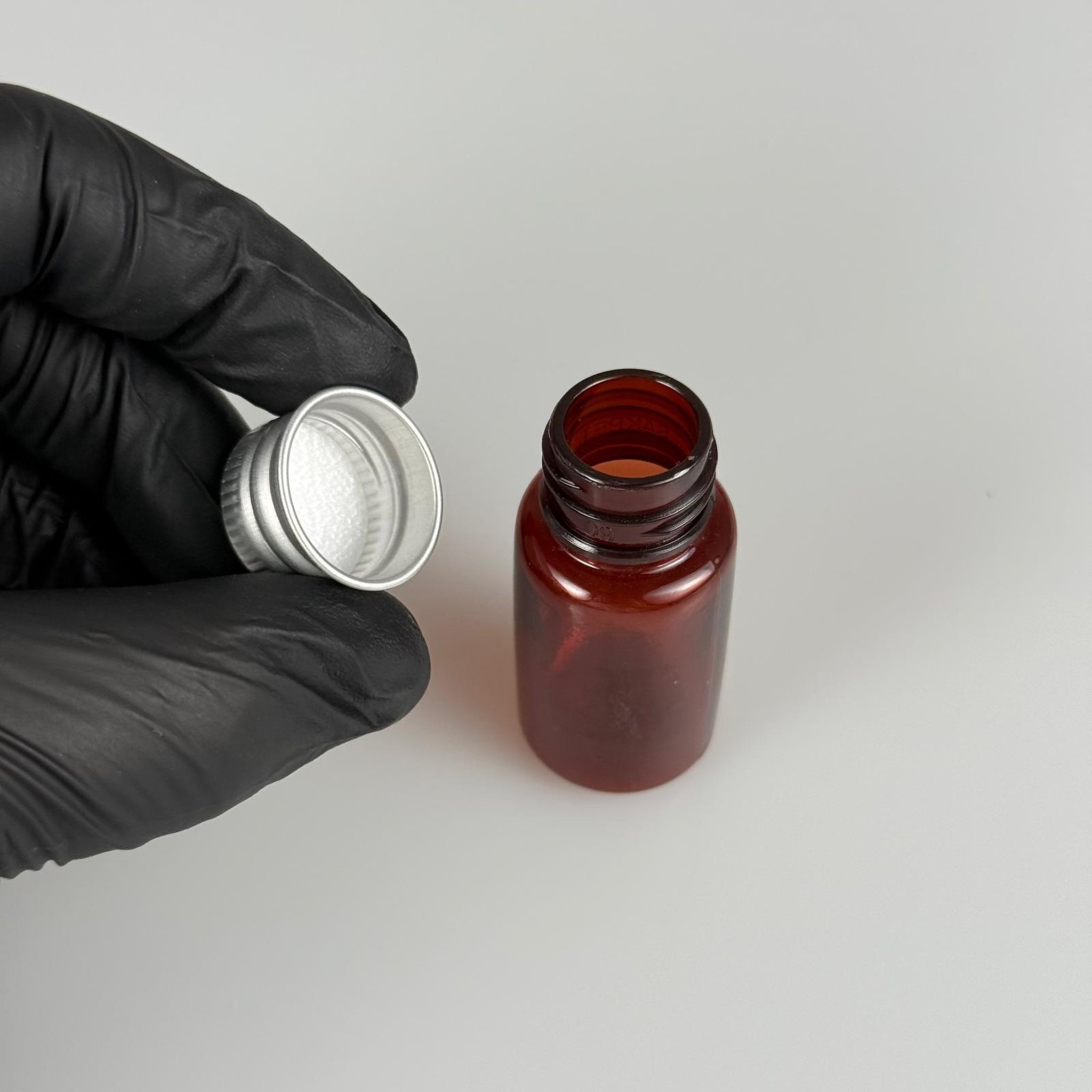 10 CC AMBER PET SHOT ŞİŞE - KÖPÜK CONTALI GÜMÜŞ ALÜMİNYUM METAL KAPAKLI TAKIM - 10 ML KAHVERENGİ PLASTİK ŞİŞE