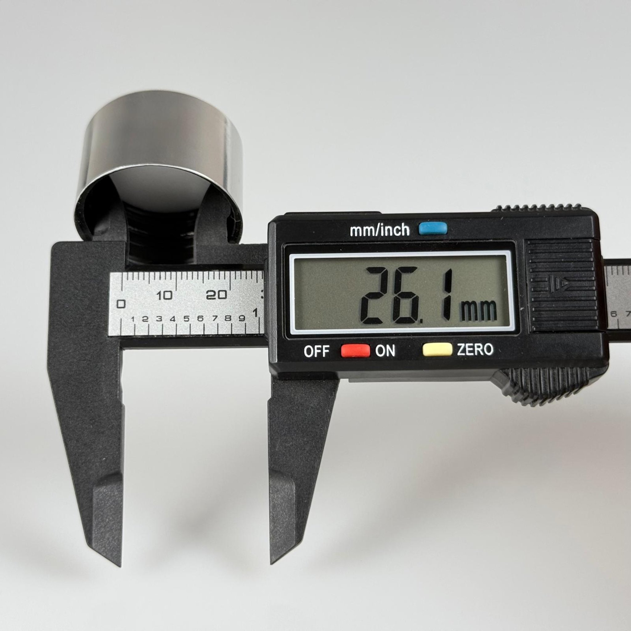 28 MM ALÜMİNYUM KAPLAMALI GÜMÜŞ KAPAK