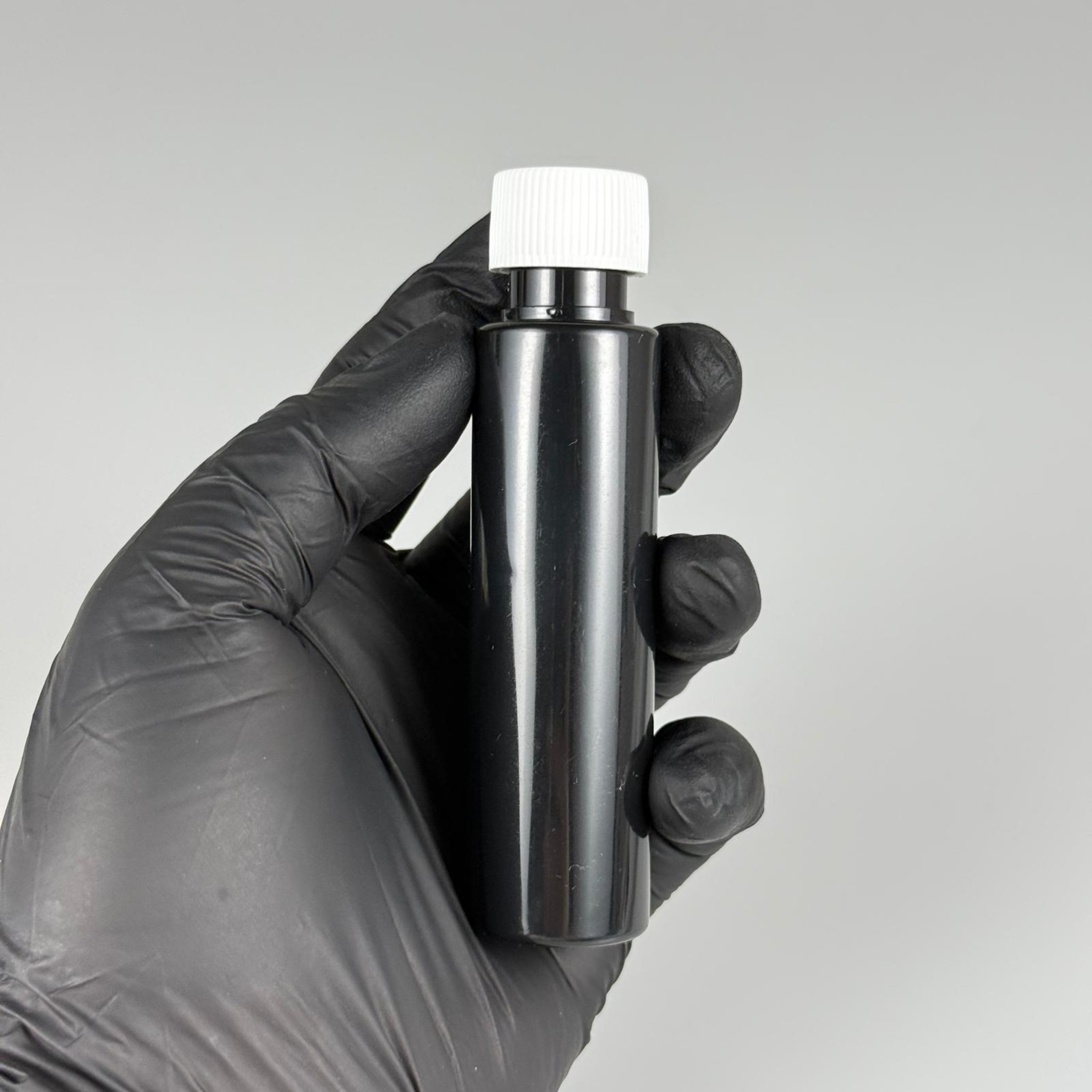 35 ML TIPALI, SIZDIRMAZ KAPAKLI PET ŞİŞE - 35 CC SİYAH PLASTİK ŞİŞE + CONTALI BEYAZ KAPAK + SİYAH KÖR TIPA TAKIM