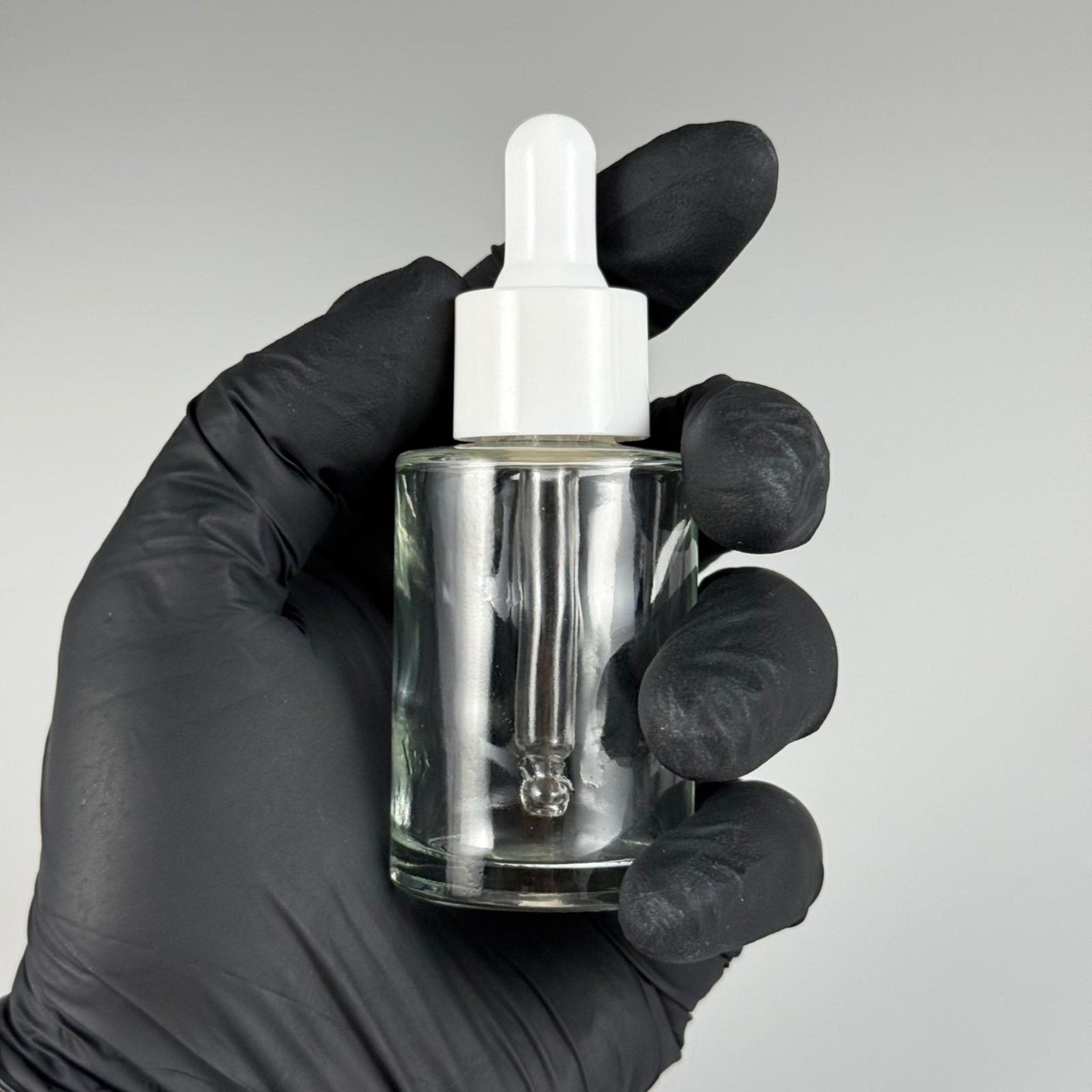 30 CC OMUZLU ŞEFFAF CAM ŞİŞE + BEYAZ CAMDAMLALIKLI + SIYIRICI TIPALI TAKIM - 30 ML KÜT BOYUNLU CAM SERUM ŞİŞESİ