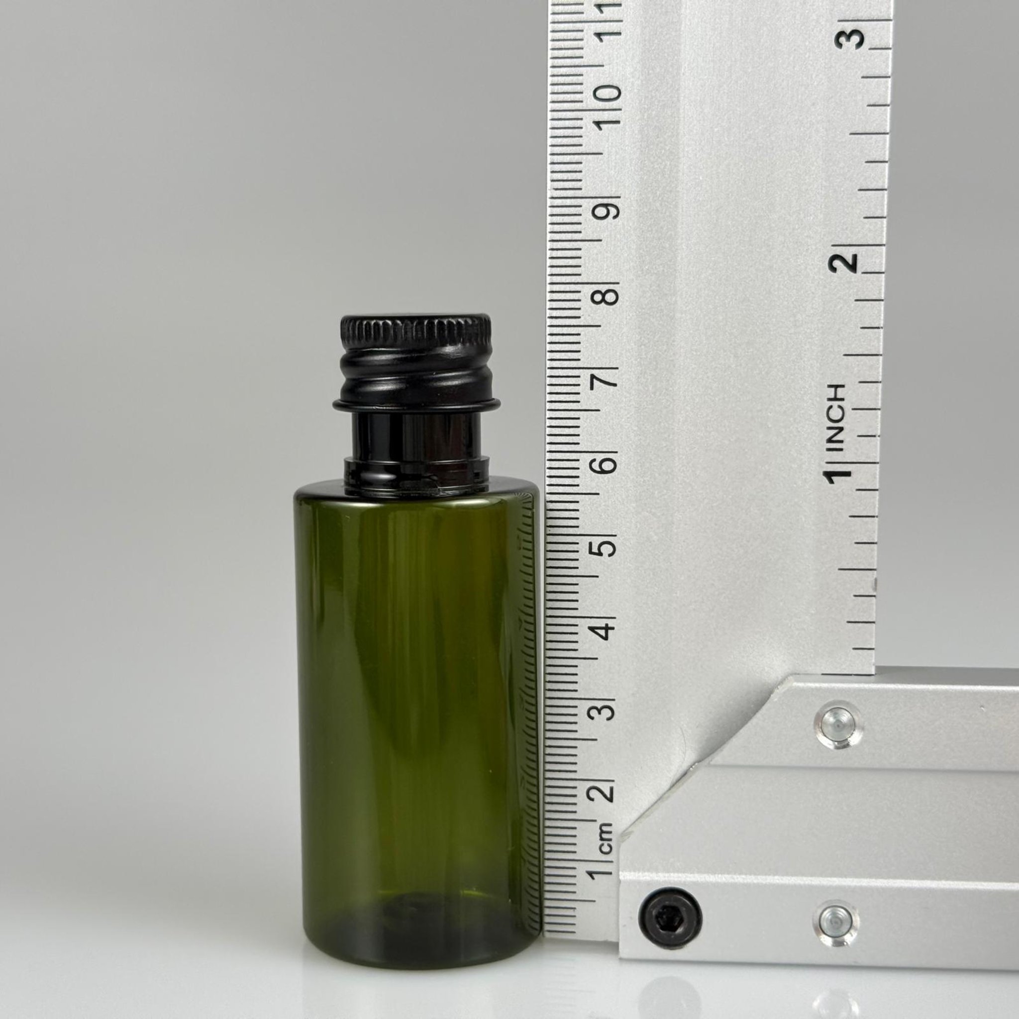 35 CC  SİLİNDİR YEŞİL PET ŞİŞE + KÖPÜK CONTALI SİYAH ALÜMİNYUM METAL KAPAKLI + DAMLALIKLI KOLONYA TIPALI TAKIM - 35 ML PLASTİK ŞİŞE
