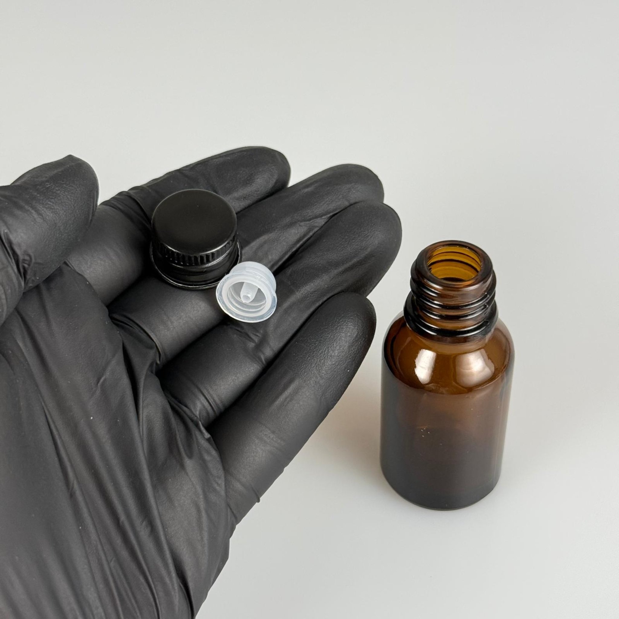 15 CC AMBER CAM ŞİŞE + KÖPÜK CONTALI SİYAH ALÜMİNYUM METAL KAPAKLI + DAMLALIKLI KOLONYA TIPALI TAKIM - 15 ML KAHVERENGİ CAM ŞİŞE