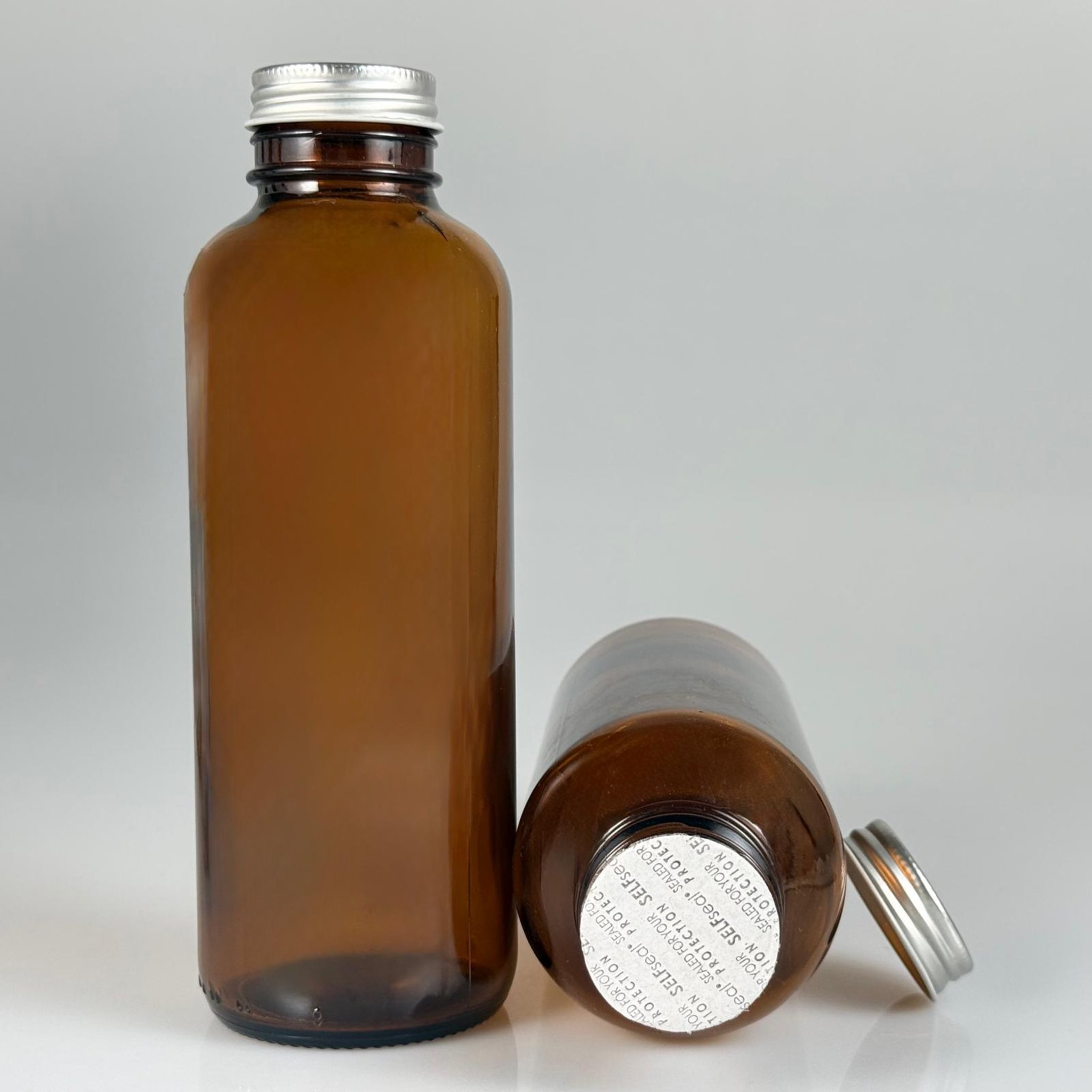 500 CC ENDÜSTRİYEL, KEVITA MODEL GENİŞ AĞIZLI AMBER CAM ŞİŞE - CONTALI GÜMÜŞ METAL KAPAKLI + KENDİNDEN YAPIŞKANLI KÖPÜK CONTALI TAKIM - 500 ML CAM KAHVERENGİ ECZA, ZEYTİNYAĞI, ÇEREZ, GRANÜR KAHVE, COLDBREW VB İÇİN ÇOK AMAÇLI CAM ŞİŞELER