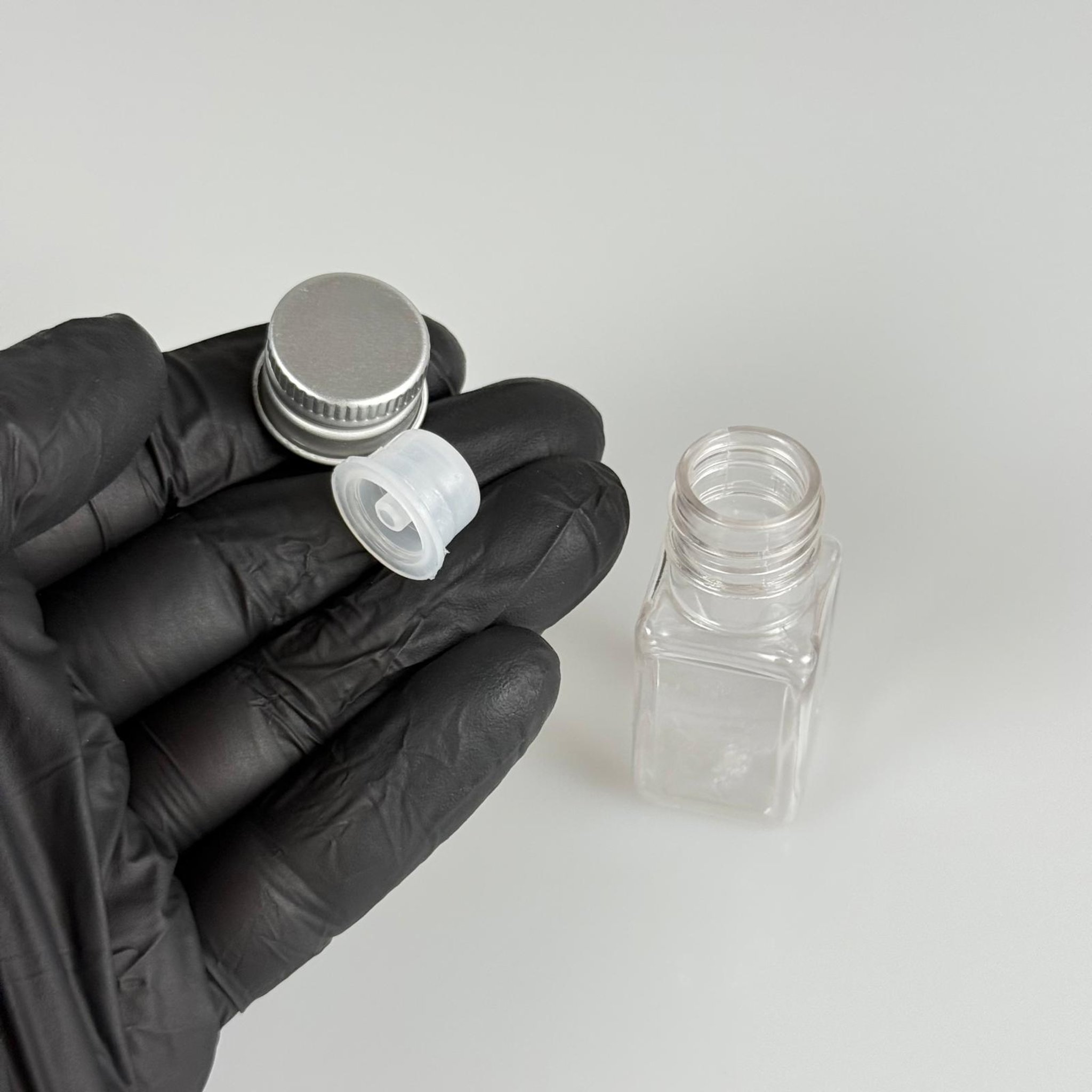 10 CC ŞEFFAF KARE PET SHOT ŞİŞE - KÖPÜK CONTALI GÜMÜŞ ALÜMİNYUM METAL KAPAKLI + DAMLALIKLI KOLONYA TIPALI TAKIM - 10 ML PLASTİK ŞİŞE