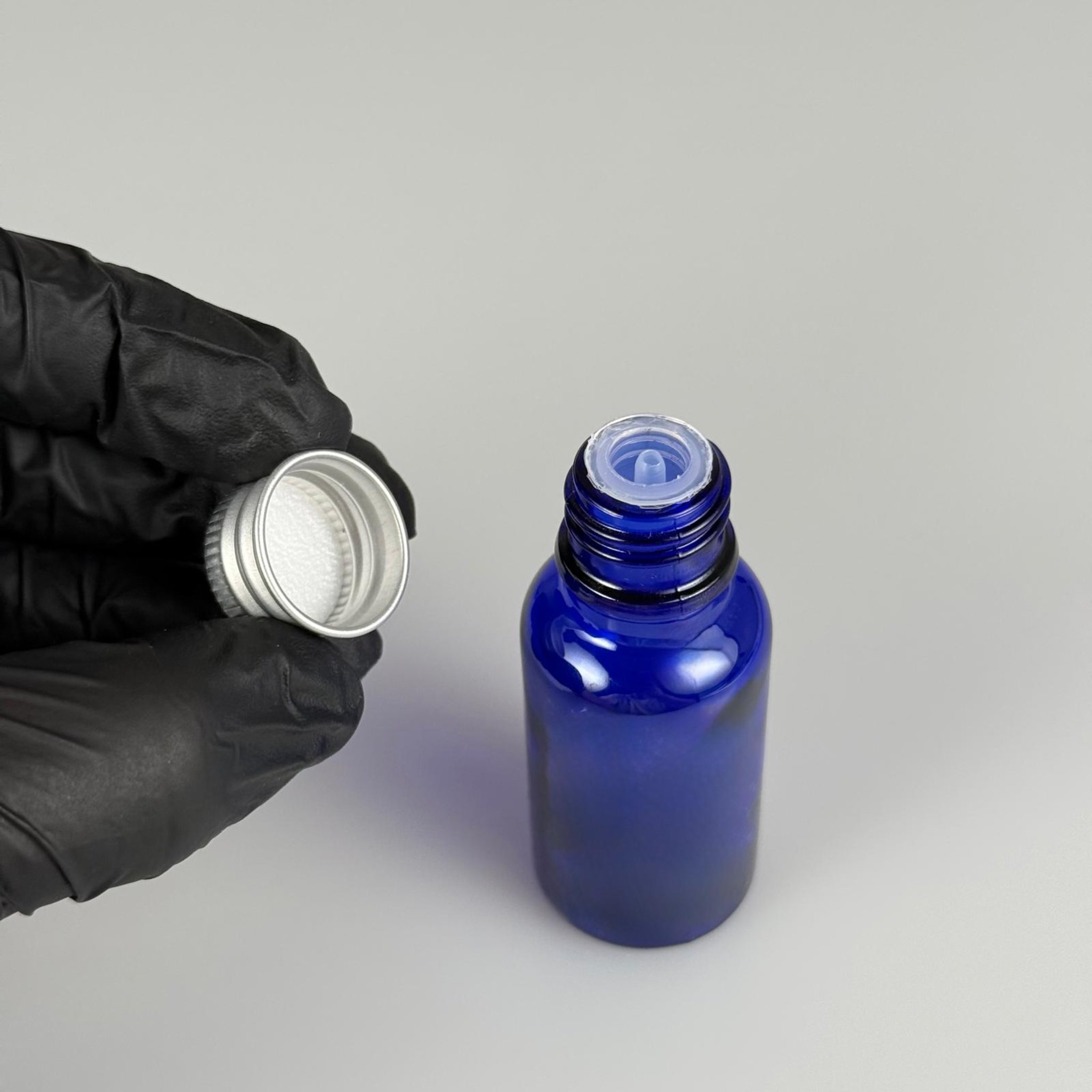 20 CC MAVİ CAM ŞİŞE + KÖPÜK CONTALI GÜMÜŞ ALÜMİNYUM METAL KAPAKLI + DAMLALIKLI KOLONYA TIPALI TAKIM - 20 ML MAVİ CAM ŞİŞE