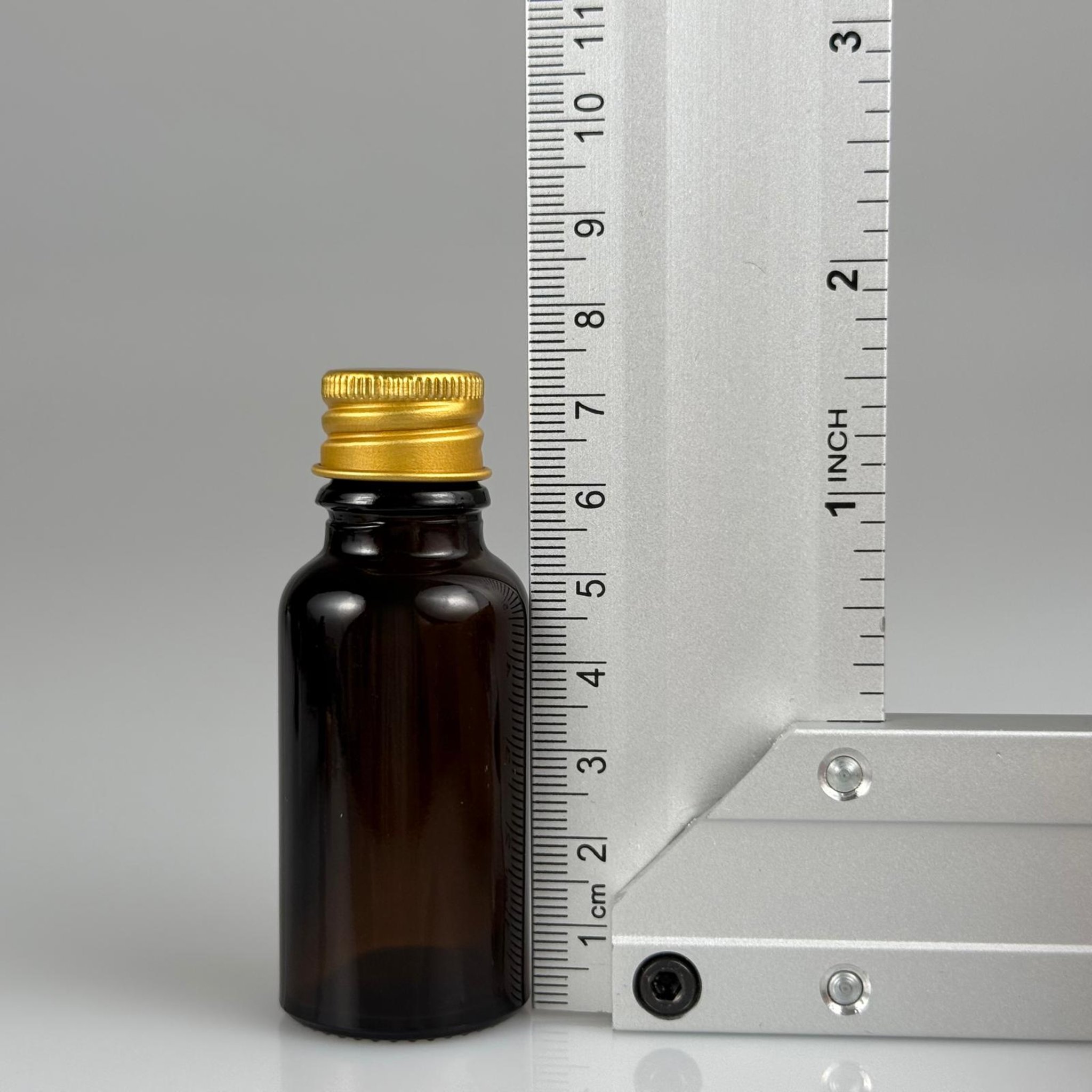 20 CC AMBER CAM ŞİŞE + KÖPÜK CONTALI GMOLD ALÜMİNYUM METAL KAPAKLI + DAMLALIKLI KOLONYA TIPALI TAKIM - 20 ML KAHVERENGİ CAM ŞİŞE