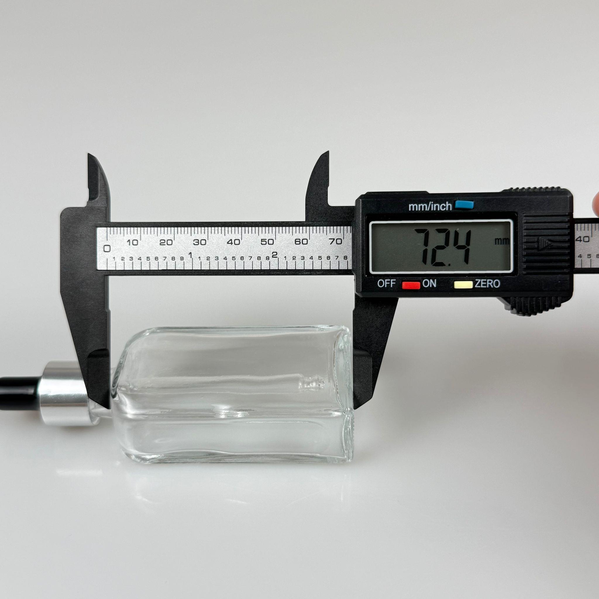 50 CC YASSI DİKDÖRTGEN PRESTİJLİ CAM DAMLALIKLI ŞİŞE - SİYAH EMZİK - GÜMÜŞ METALİK KAPAK - 50 ML CAM DAMLALIKLI ŞİŞE - DAMLALIKLI BOŞ ŞİŞE