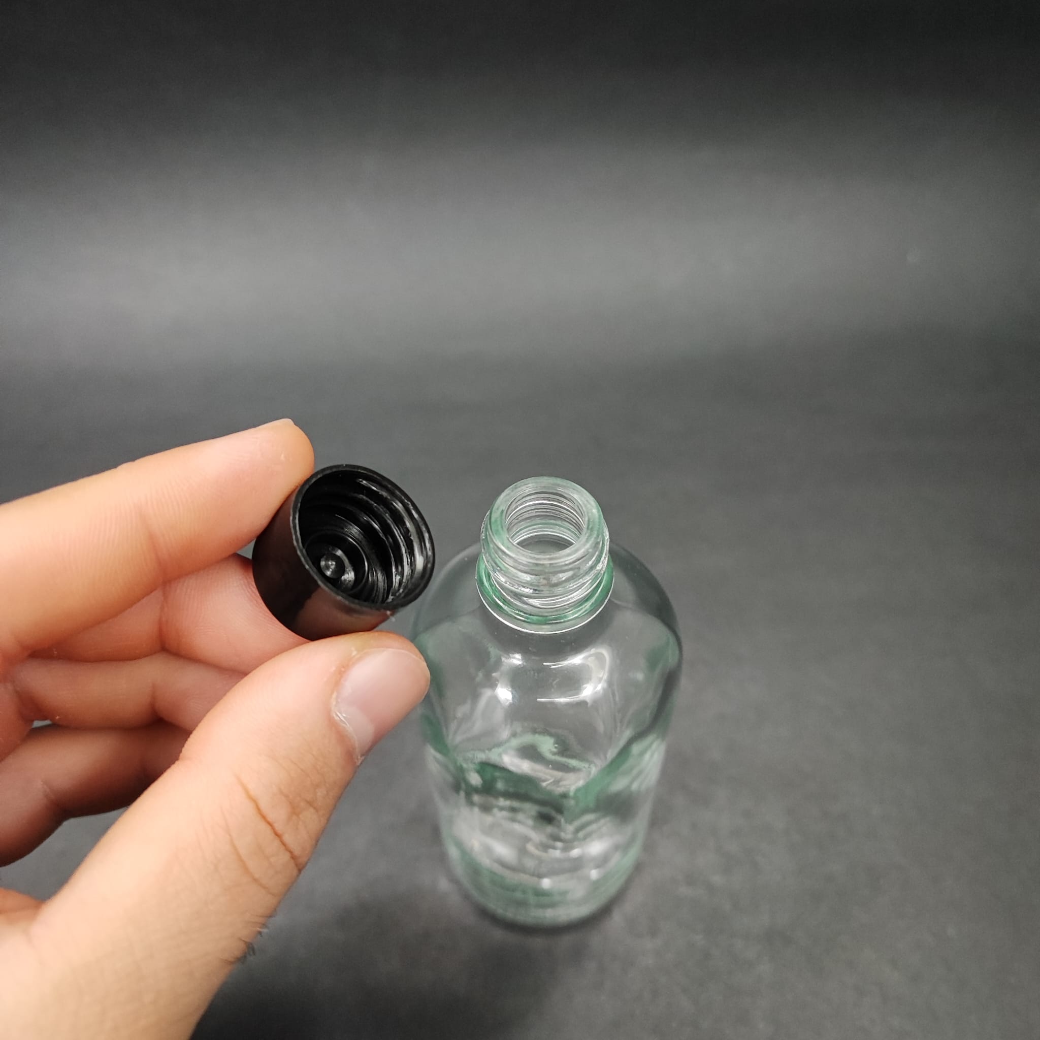 100 CC ŞEFFAF CAM ŞİŞE + KENDİNDEN CONTALI SIZDIRMAZ SİYAH KAPAK - 100 ML KAPAKLI CAM ŞİŞE