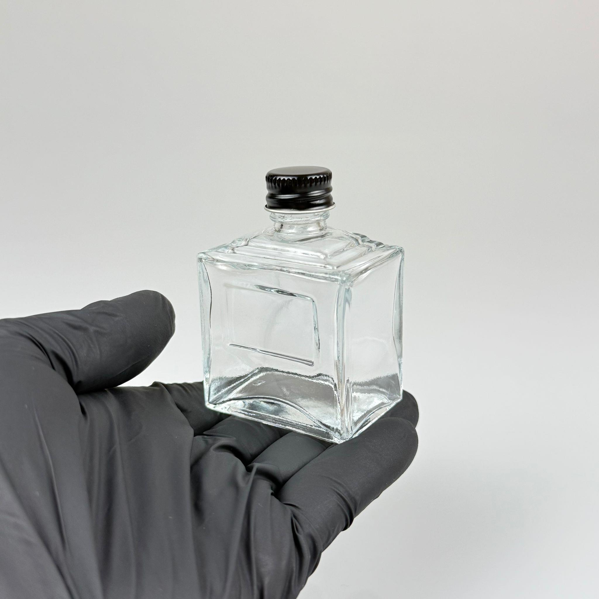 50 CC KÖŞELİ PRİZMA CAM ŞİŞE - SİYAH METAL KAPAKLI - 50 ML PRESTİJLİ ŞİŞE