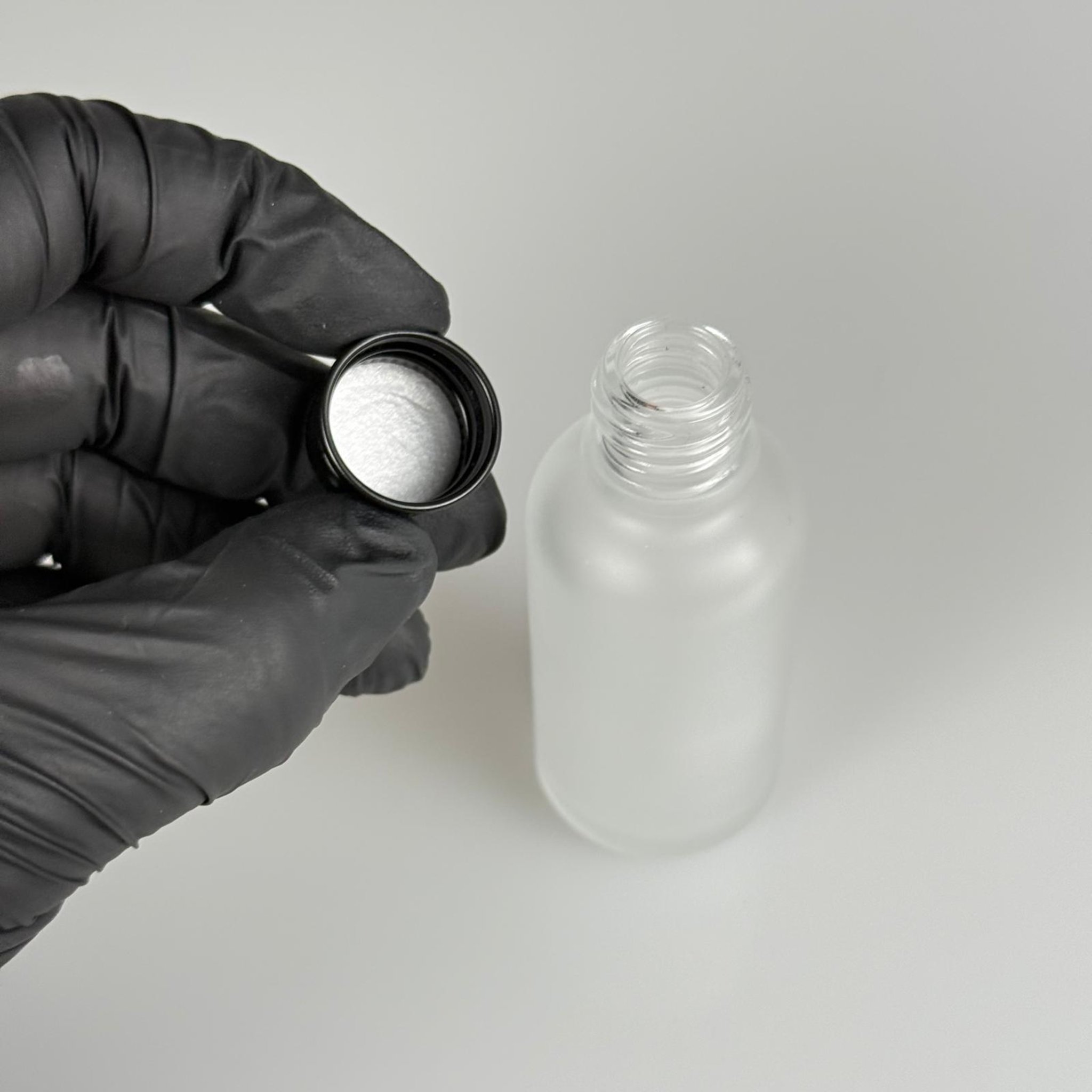 30 CC BUZLU CAM ŞİŞE + KÖPÜK CONTALI SİYAH ALÜMİNYUM METAL KAPAKLI TAKIM - 30 ML BUZLU CAM ŞİŞE