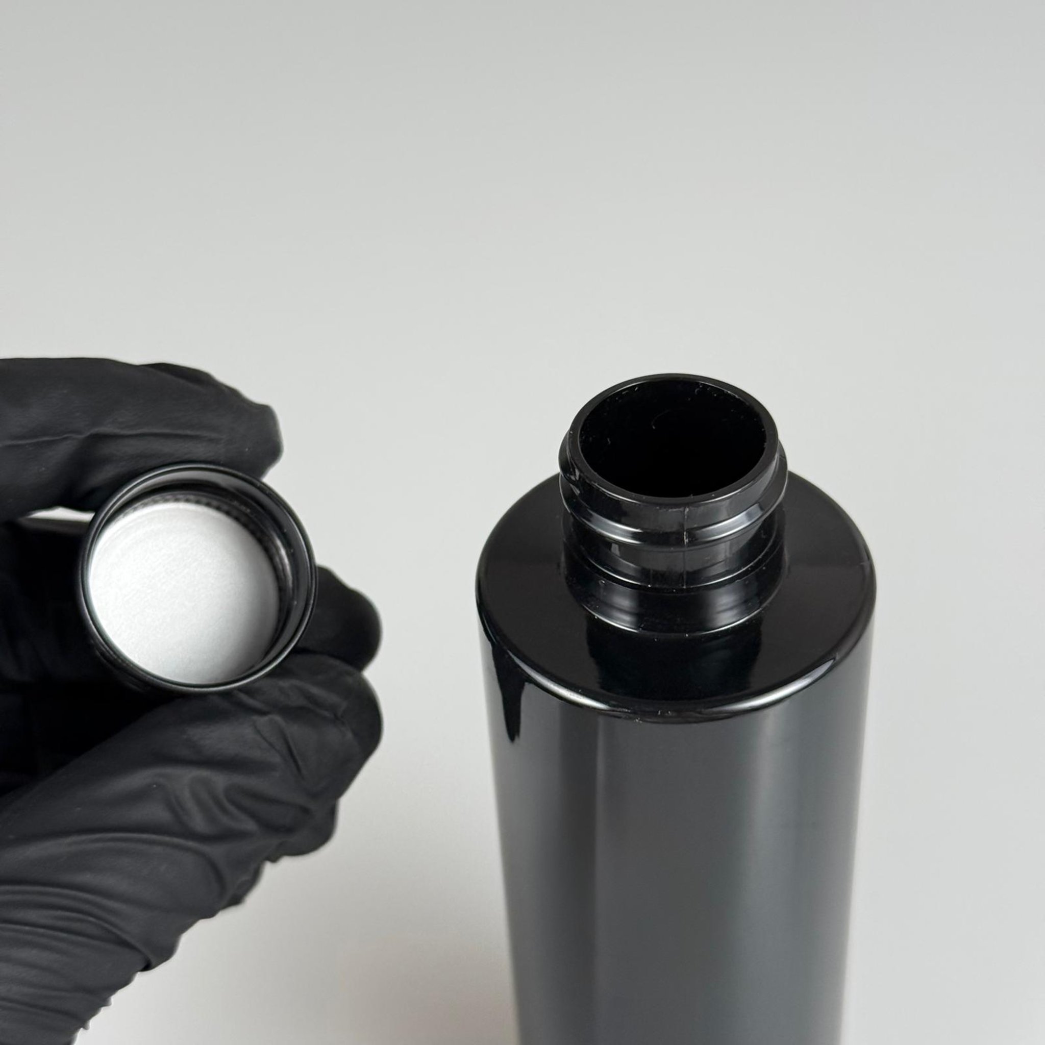 150 CC SİYAH SİLİNDİR MODEL PARLAK SERT PET ŞİŞE (24 AĞIZ) + KÖPÜK CONTALI SİYAH METAL ALÜMİNYUM KAPAK TAKIM - 150 ML KAPAKLI SİYAH PET ŞİŞELER