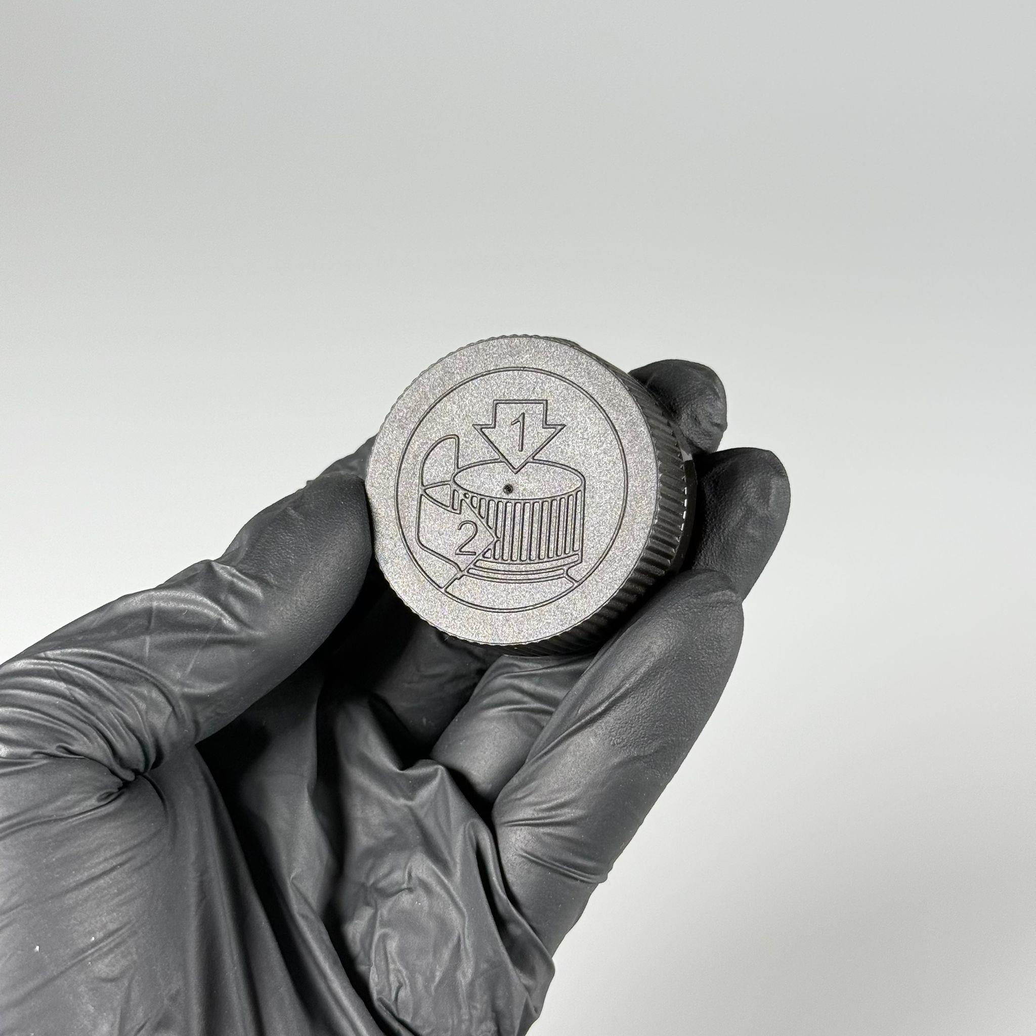 38 MM ÇOCUK KİLİTLİ VİDALI PLASTİK KAPAK - SİYAH