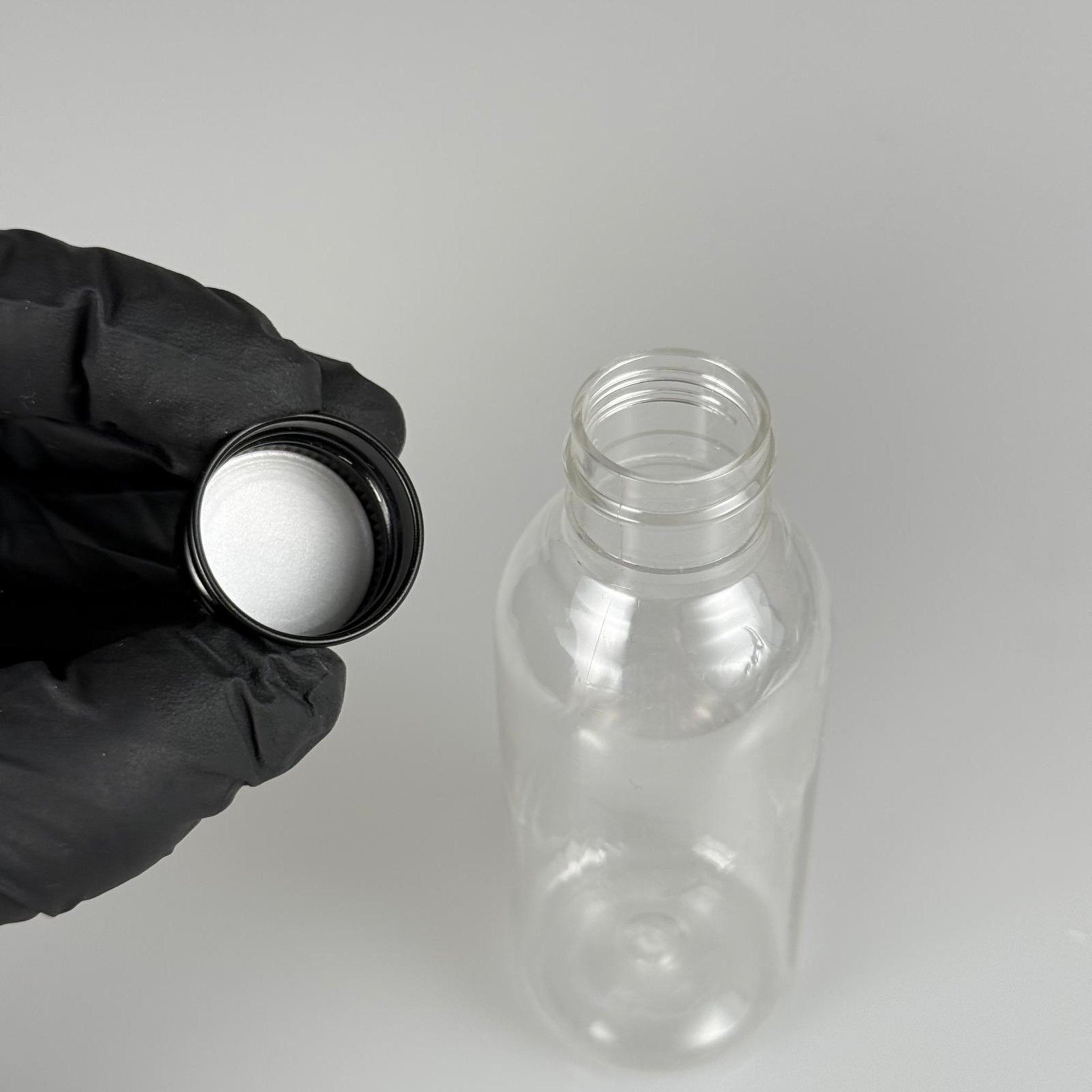 100 CC SİLİNDİR OVAL MODEL ŞEFFAF SERT PET ŞİŞE (24 AĞIZ) + KÖPÜK CONTALI SİYAH METAL ALÜMİNYUM KAPAK TAKIM - 100 ML KAPAKLI KALIN PLASTİK ŞEFFAF ŞİŞELER