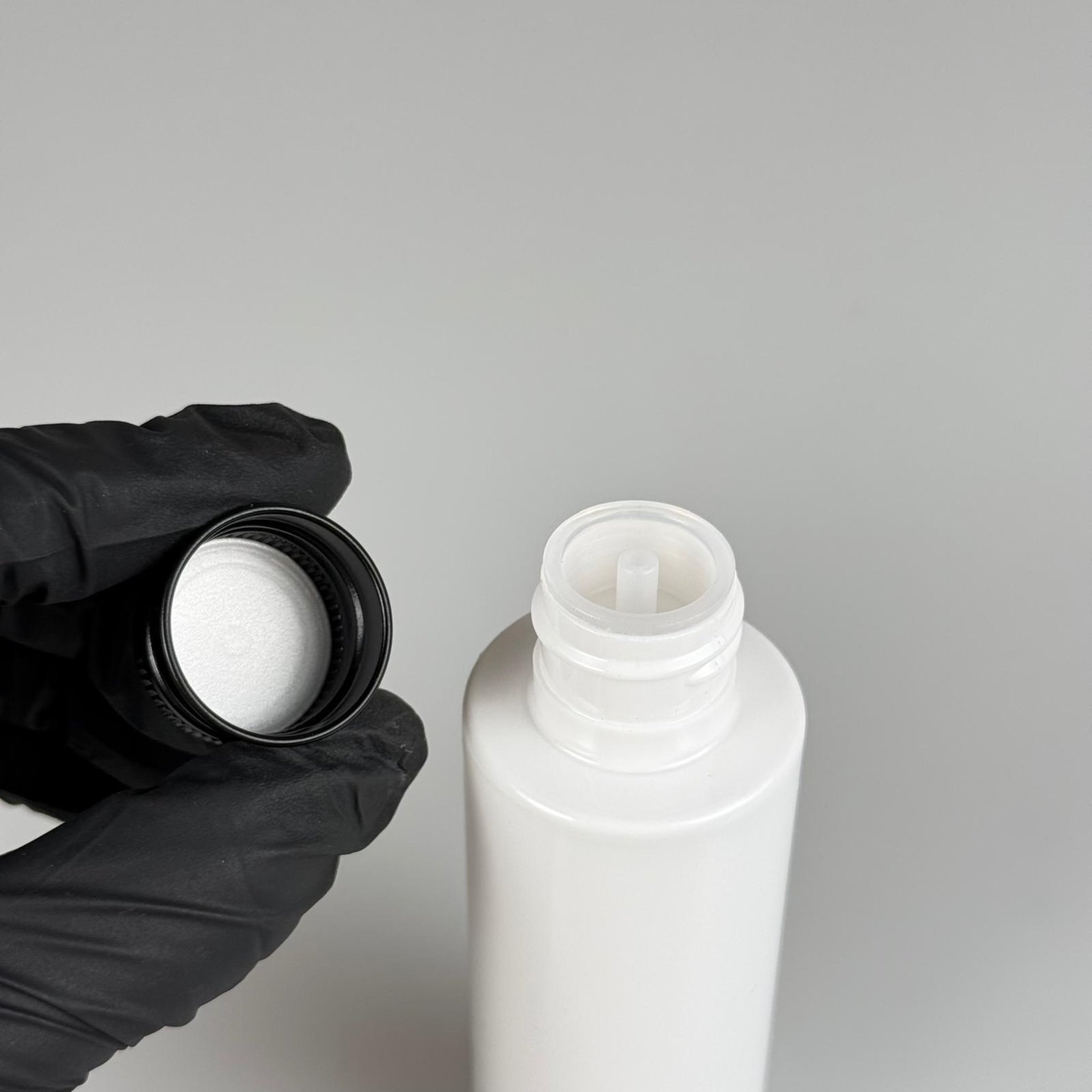 100 CC BEYAZ SİLİNDİR KESKİN KÜT MODEL SERT PET ŞİŞE ( 17 GR - 24 AĞIZ ) + KÖPÜK CONTALI SİYAH METAL ALÜMİNYUM KAPAK + KOLONYA TIPALI TAKIM - 100 ML KAPAKLI BEYAZ PLASTİK ŞİŞELER