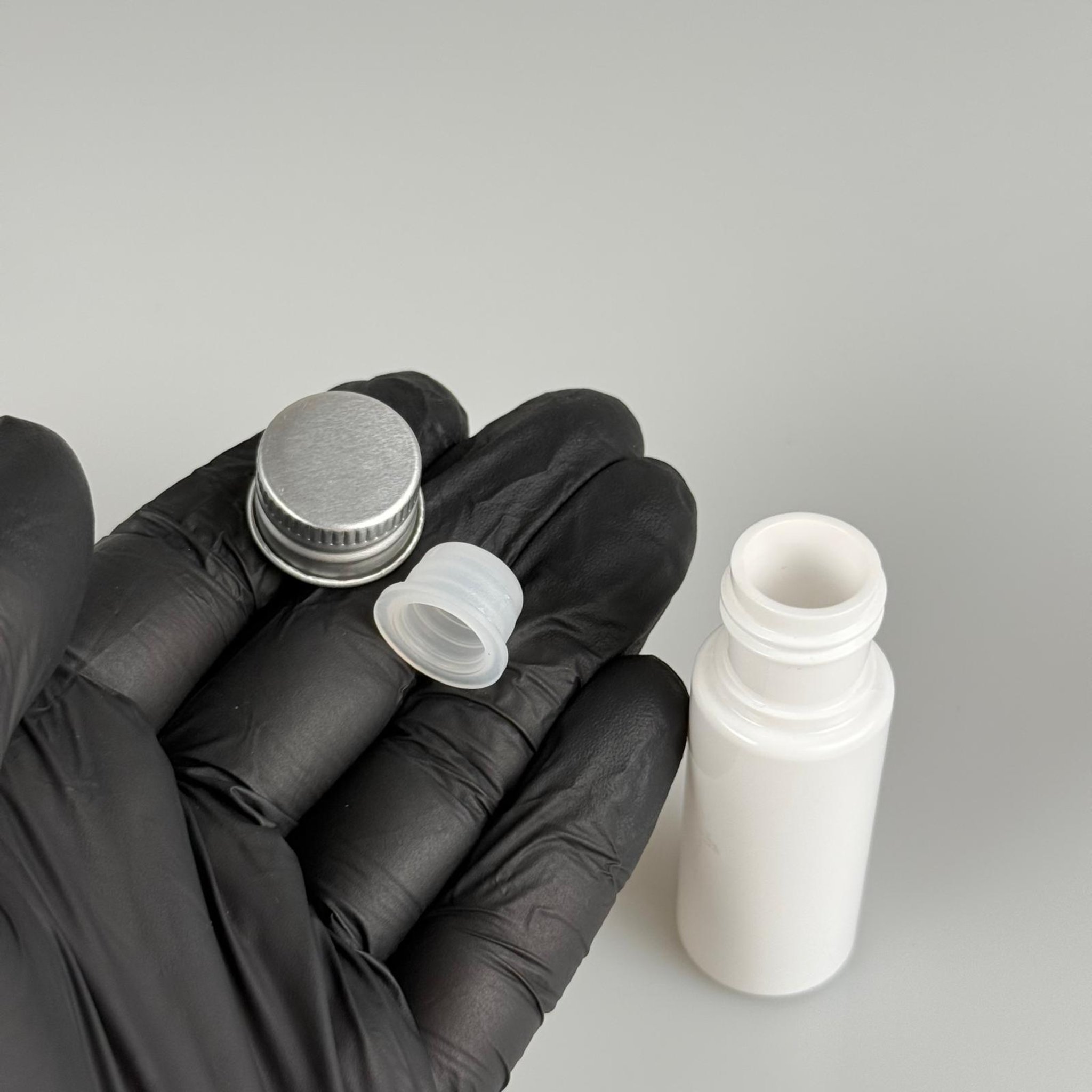 15 CC BEYAZ SİLİNDİR PET ŞİŞE + KÖPÜK CONTALI GÜMÜŞ ALÜMİNYUM METAL KAPAKLI + KÖR TIPALI TAKIML - 15 ML BEYAZ PET ŞİŞE