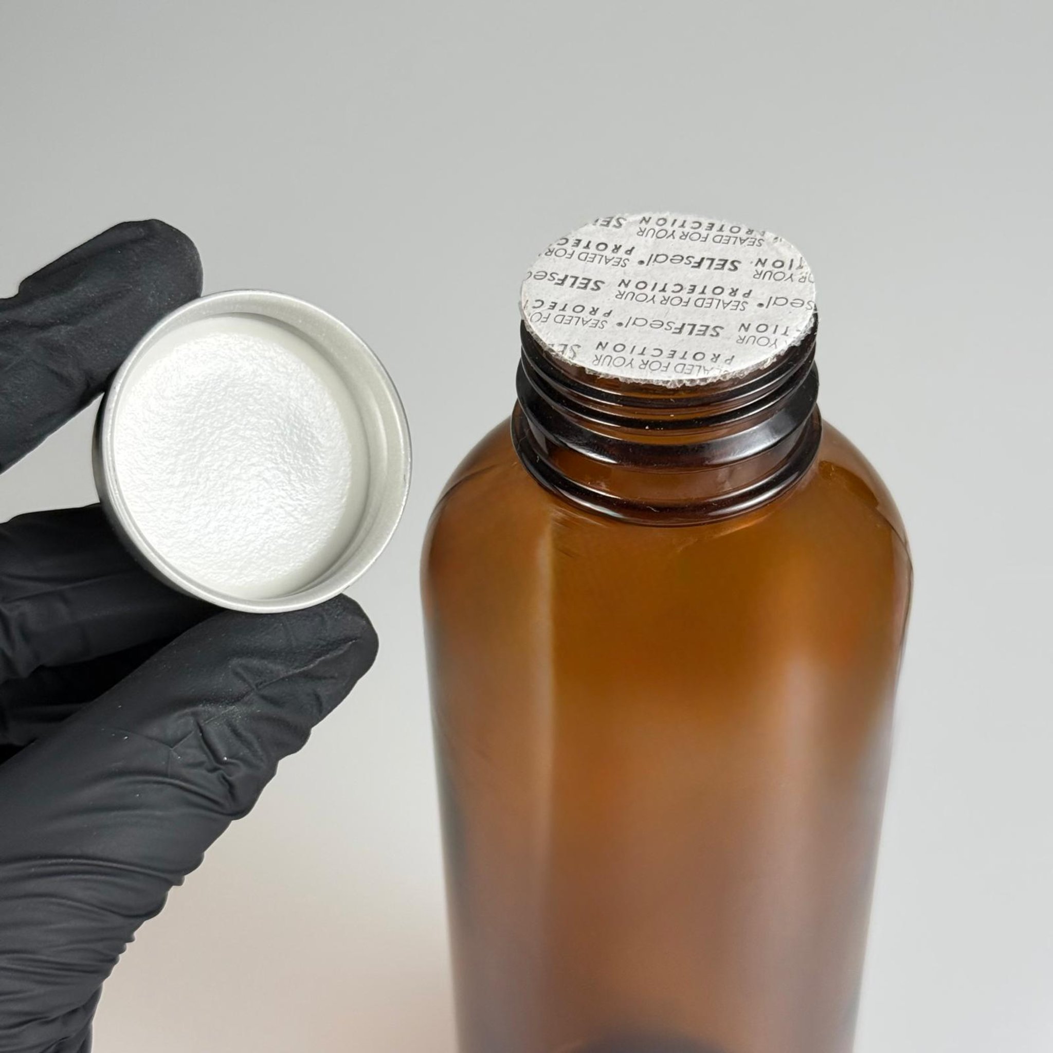 500 CC ENDÜSTRİYEL, KEVITA MODEL GENİŞ AĞIZLI AMBER CAM ŞİŞE - CONTALI GÜMÜŞ METAL KAPAKLI + KENDİNDEN YAPIŞKANLI KÖPÜK CONTALI TAKIM - 500 ML CAM KAHVERENGİ ECZA, ZEYTİNYAĞI, ÇEREZ, GRANÜR KAHVE, COLDBREW VB İÇİN ÇOK AMAÇLI CAM ŞİŞELER