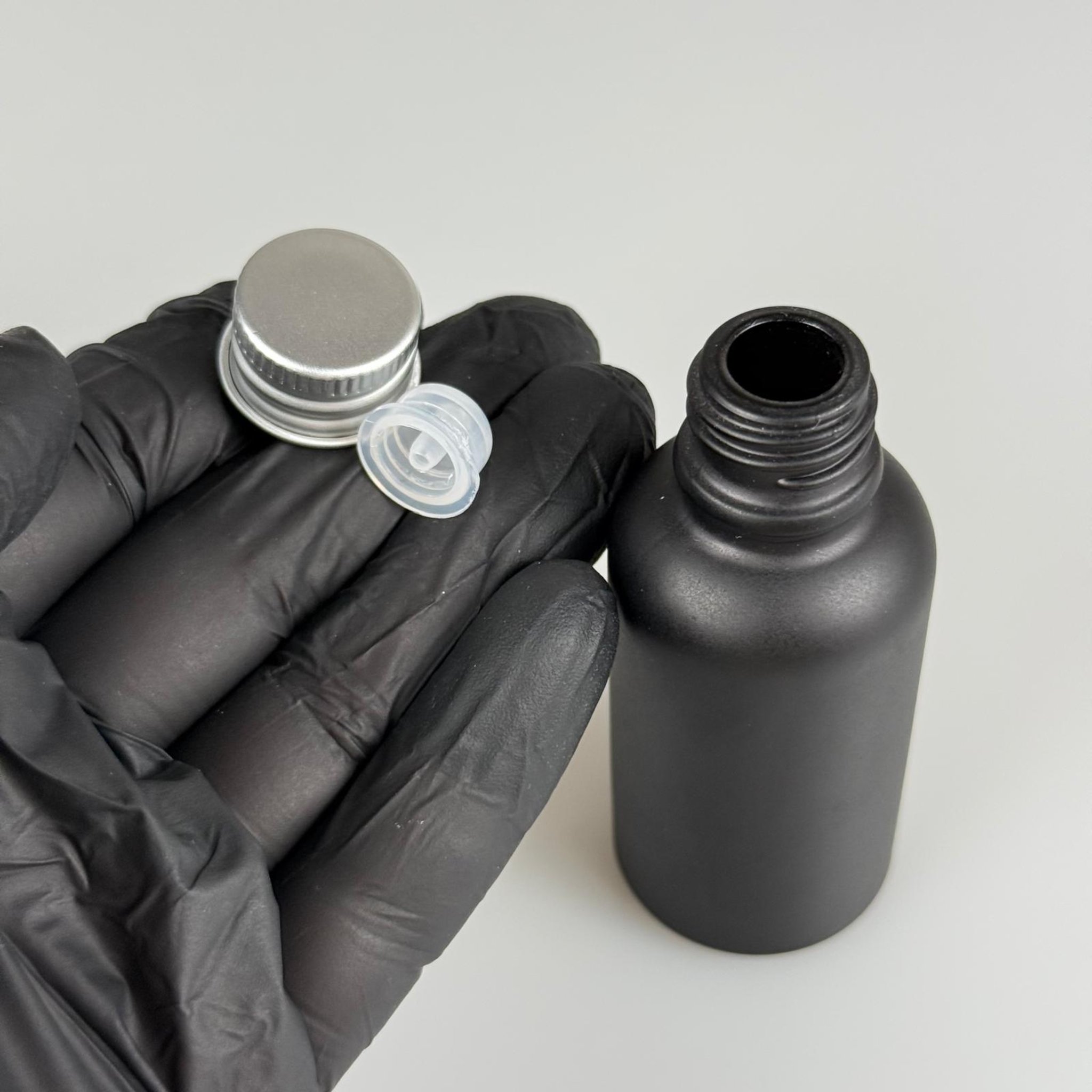 30 CC MAT SİYAH CAM ŞİŞE + KÖPÜK CONTALI GÜMÜŞ ALÜMİNYUM METAL KAPAKLI + DAMLALIKLI KOLONYA TIPALI TAKIM - 50 ML MAT SİYAH CAM ŞİŞE