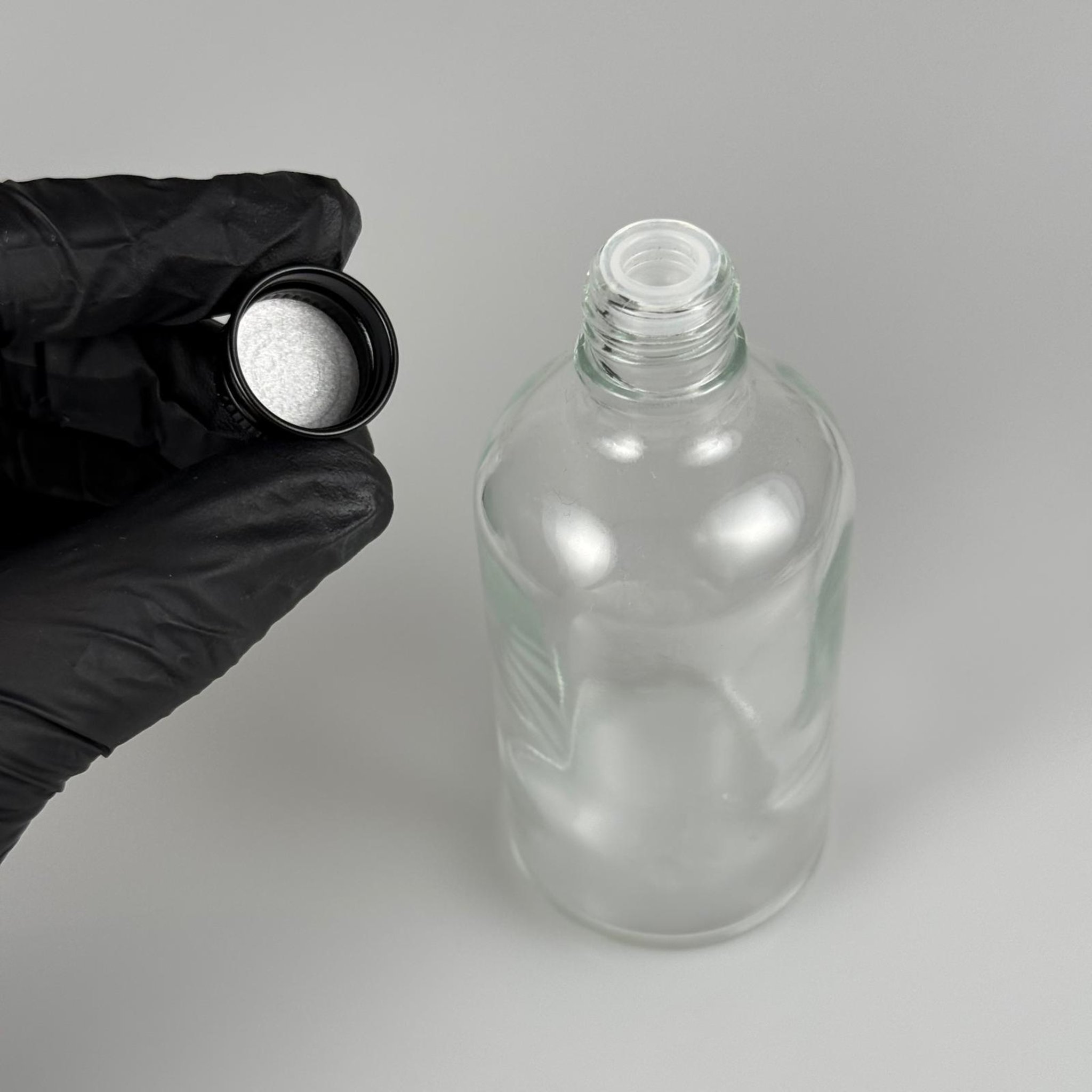 100 CC ŞEFFAF CAM ŞİŞE + KÖPÜK CONTALI SİYAH ALÜMİNYUM METAL KAPAKLI + KÖR TIPALI TAKIM - 100 ML ŞEFFAF CAM ŞİŞE