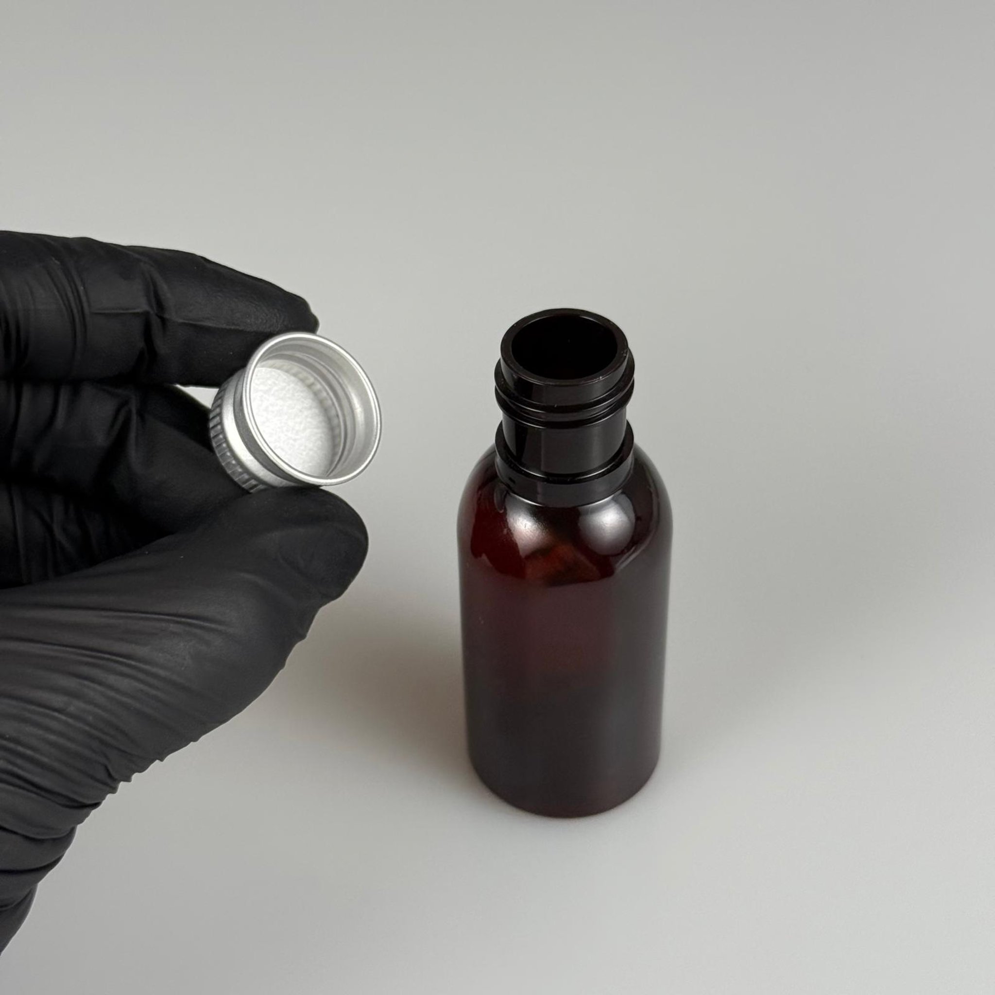 35 CC AMBER PET ŞİŞE - KÖPÜK CONTALI GÜMÜŞ ALÜMİNYUM METAL KAPAKLI TAKIM - 35 ML KAHVERENGİ PET ŞİŞE