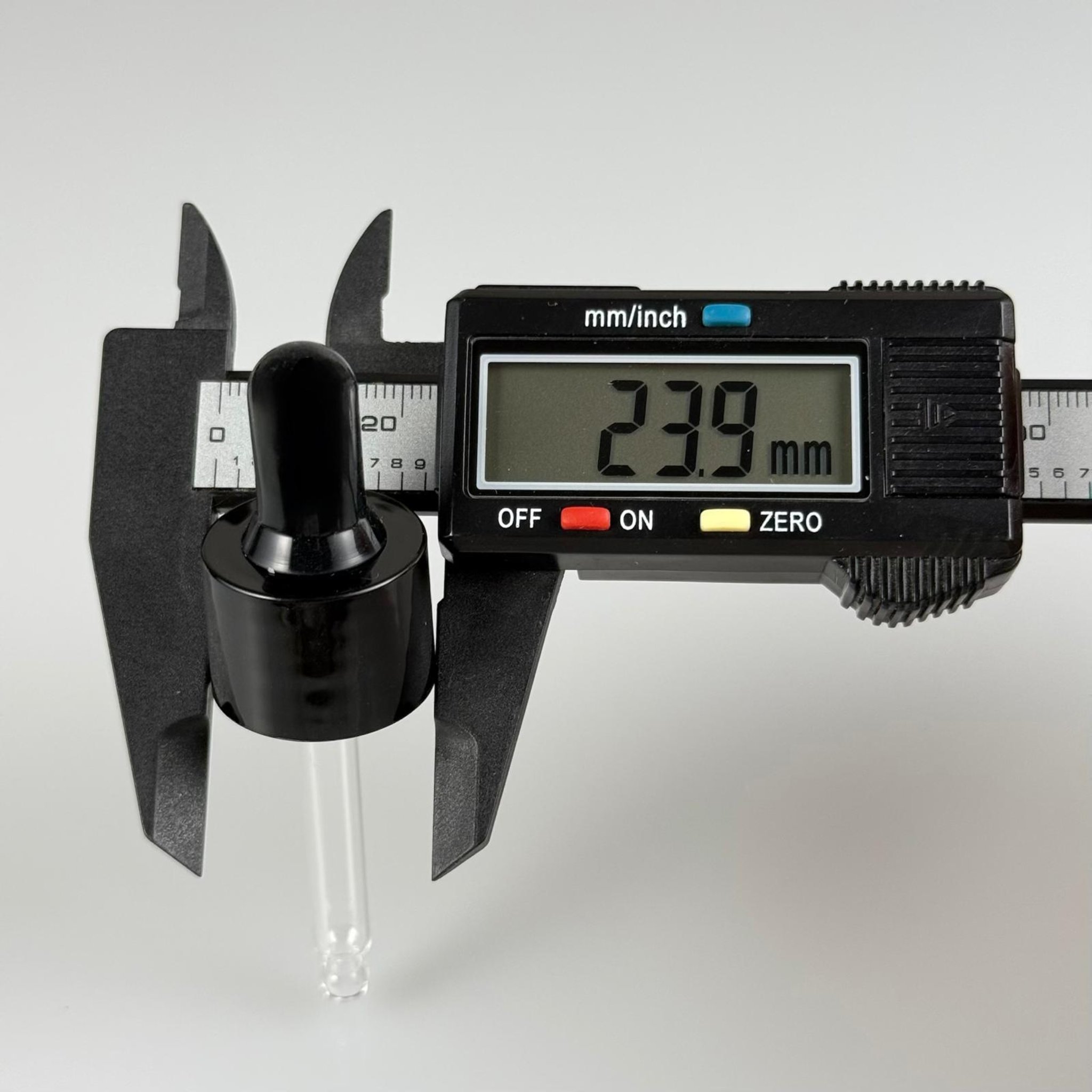 20 MM CAM DAMLALIKLI TAKIM - SİYAH EMZİK + SİYAH DELİKLİ PLASTİK KAPAK + 65 MM CAM PİPET - 30 CC OMUZLU SERUM ŞİŞESİ İÇİN