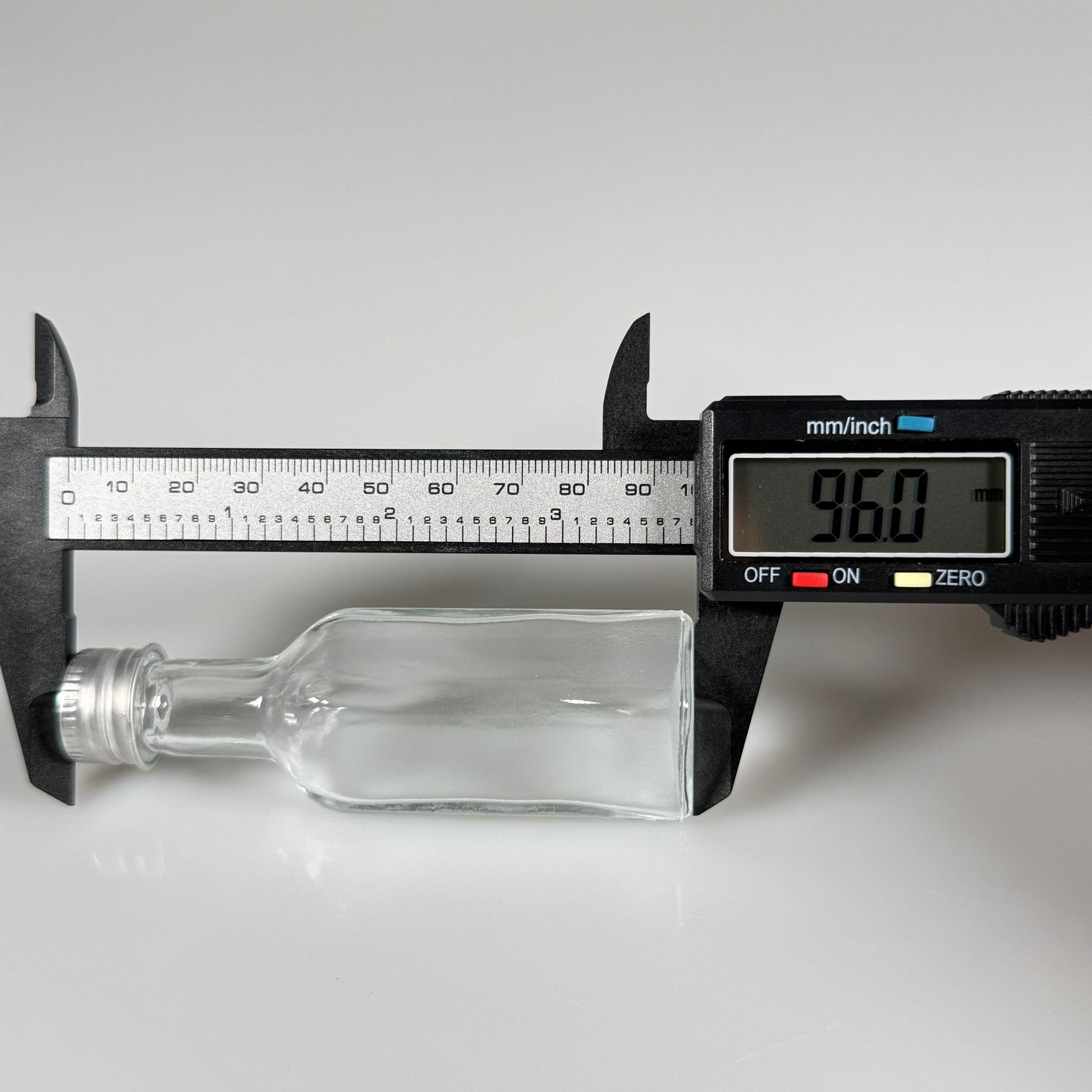 20 CC MARASKA KÖŞELİ KARE CAM ŞİŞE - CONTALI METAL ALÜMİNYUM GÜMÜŞ KAPAKLI + KOLONYA TIPALI - 20 ML KAPAKLI CAM ŞİŞE (SİLME 23 ML ALIR)
