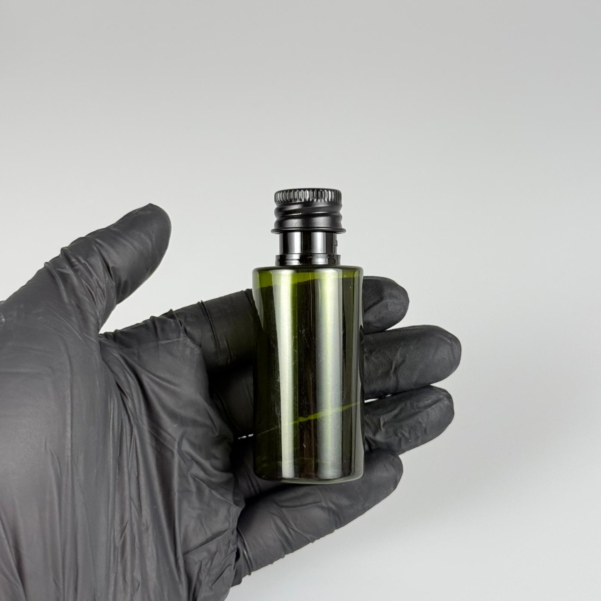 35 CC  SİLİNDİR YEŞİL PET ŞİŞE + KÖPÜK CONTALI SİYAH ALÜMİNYUM METAL KAPAKLI + DAMLALIKLI KOLONYA TIPALI TAKIM - 35 ML PLASTİK ŞİŞE