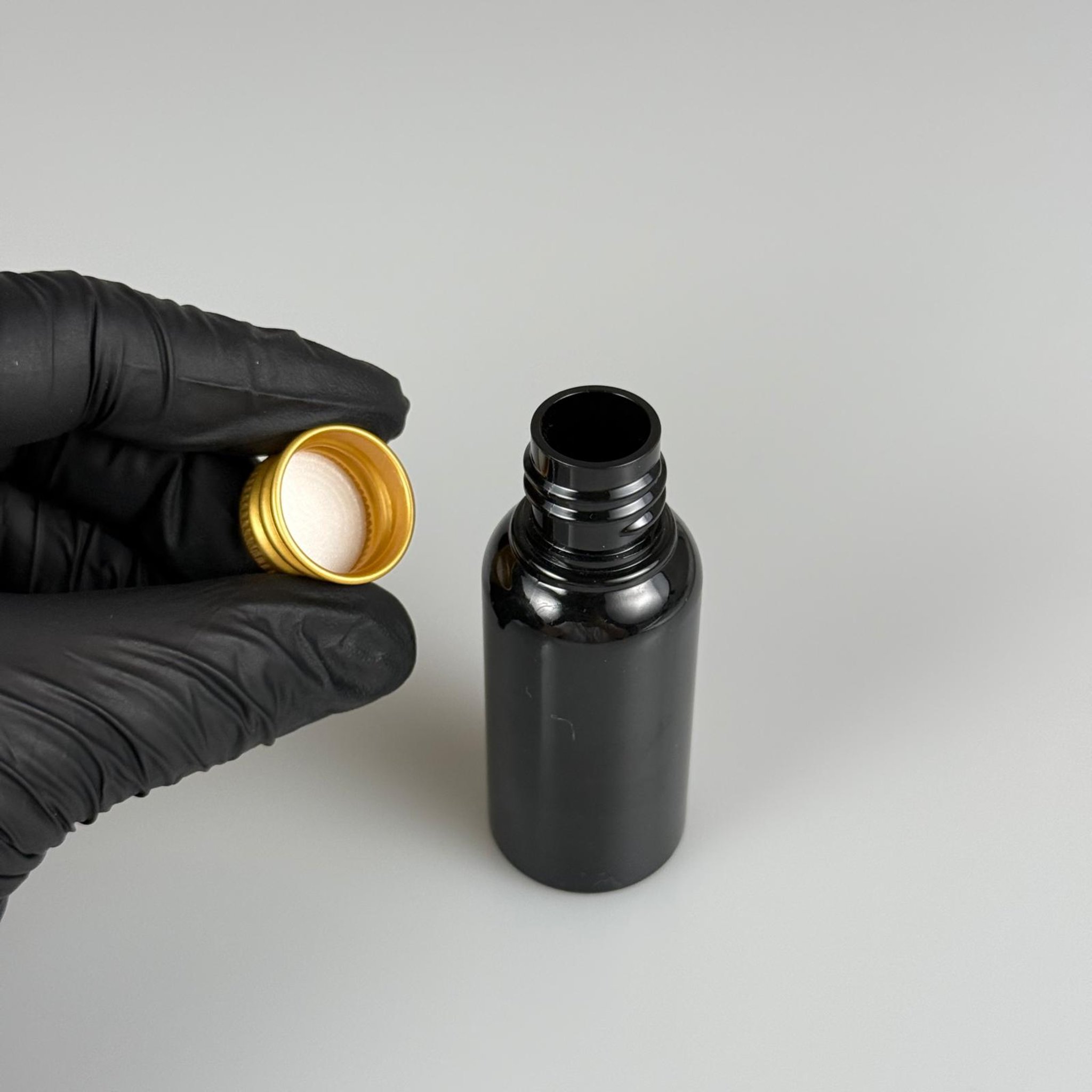 30  CC SİYAH SERT PET ŞİŞE + KÖPÜK CONTALI GOLD ALÜMİNYUM METAL KAPAKLI  TAKIM - 30 ML SİYAH PLASTİK ŞİŞE