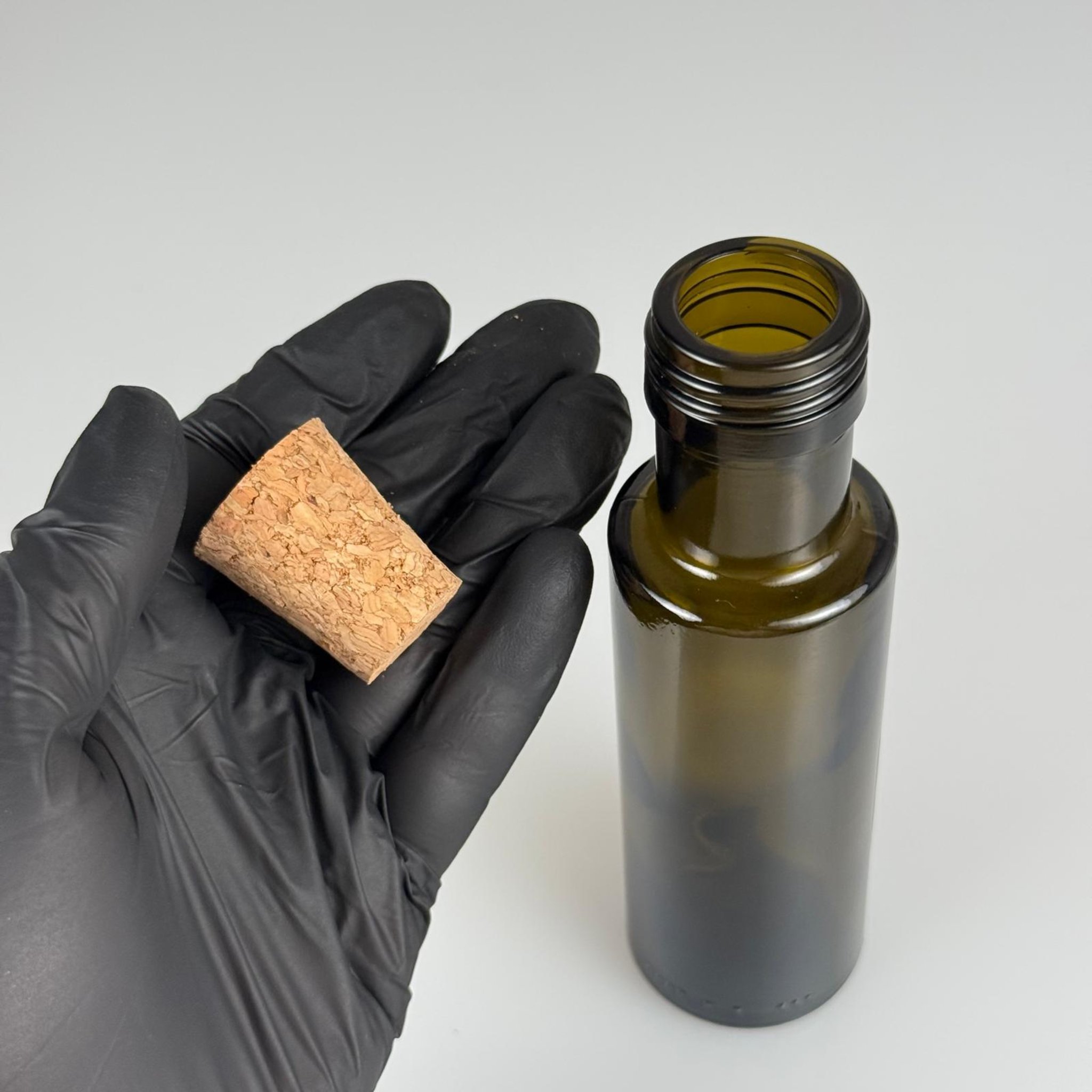 100 CC DORİKA CAM ŞİŞE KOYU YEŞİL (31 MM AĞIZ) - MANTAR TIPALI - 100 ML SİLİNDİR DORİCA YAĞ VE SOS ŞİŞELERİ