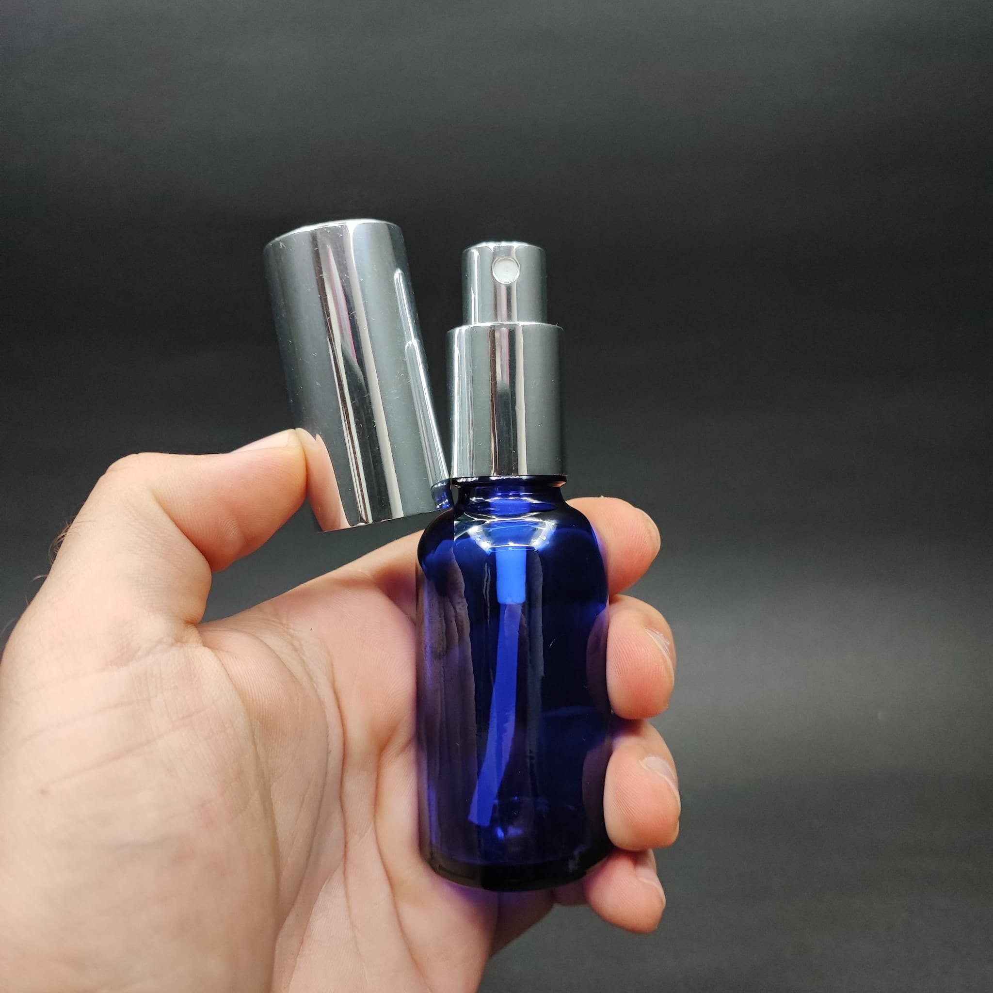 30 ML LÜKS VİDALI VALF ÇEVİRME PARFÜM ŞİŞELERİ - 30 CC MAVİ CAM ŞİŞE - GÜMÜŞ METAL SPREYLİ KAPAKLI SET