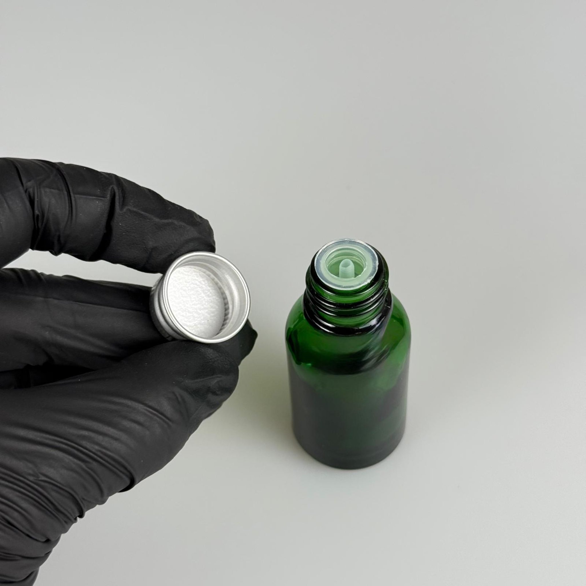 15 CC YEŞİL CAM ŞİŞE + KÖPÜK CONTALI GÜMÜŞ ALÜMİNYUM METAL KAPAKLI + DAMLALIKLI KOLONYA TIPALI TAKIM - 15 ML YEŞİL CAM ŞİŞE
