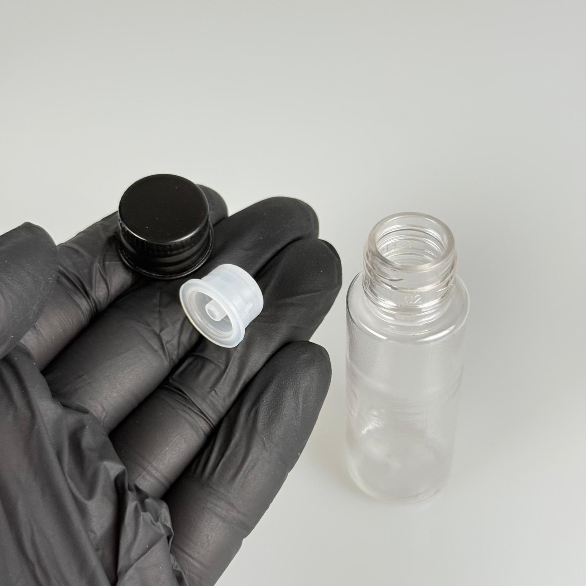 20 CC ŞEFFAF PET SHOT ŞİŞE - KÖPÜK CONTALI SİYAH ALÜMİNYUM METAL KAPAKLI + DAMLALIKLI KOLONYA TIPALI TAKIM - 20 ML PLASTİK ŞİŞE