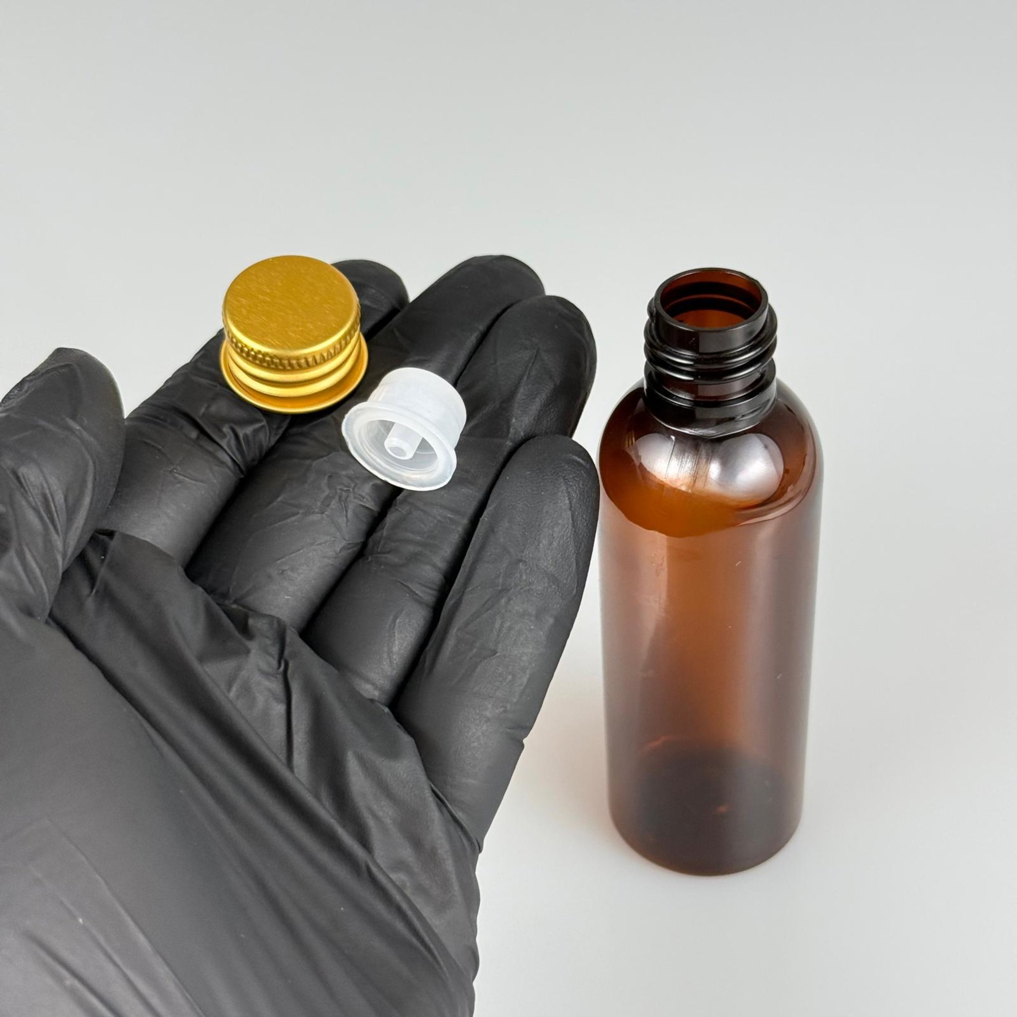 50 CC AMBER SİLİNDİR UZUN MODEL PET ŞİŞE + KÖPÜK CONTALI GOLD ALÜMİNYUM METAL KAPAKLI + DAMLALIKLI KOLONYA TIPALI TAKIM - 50 ML KAHVERENGİ PLASTİK ŞİŞE
