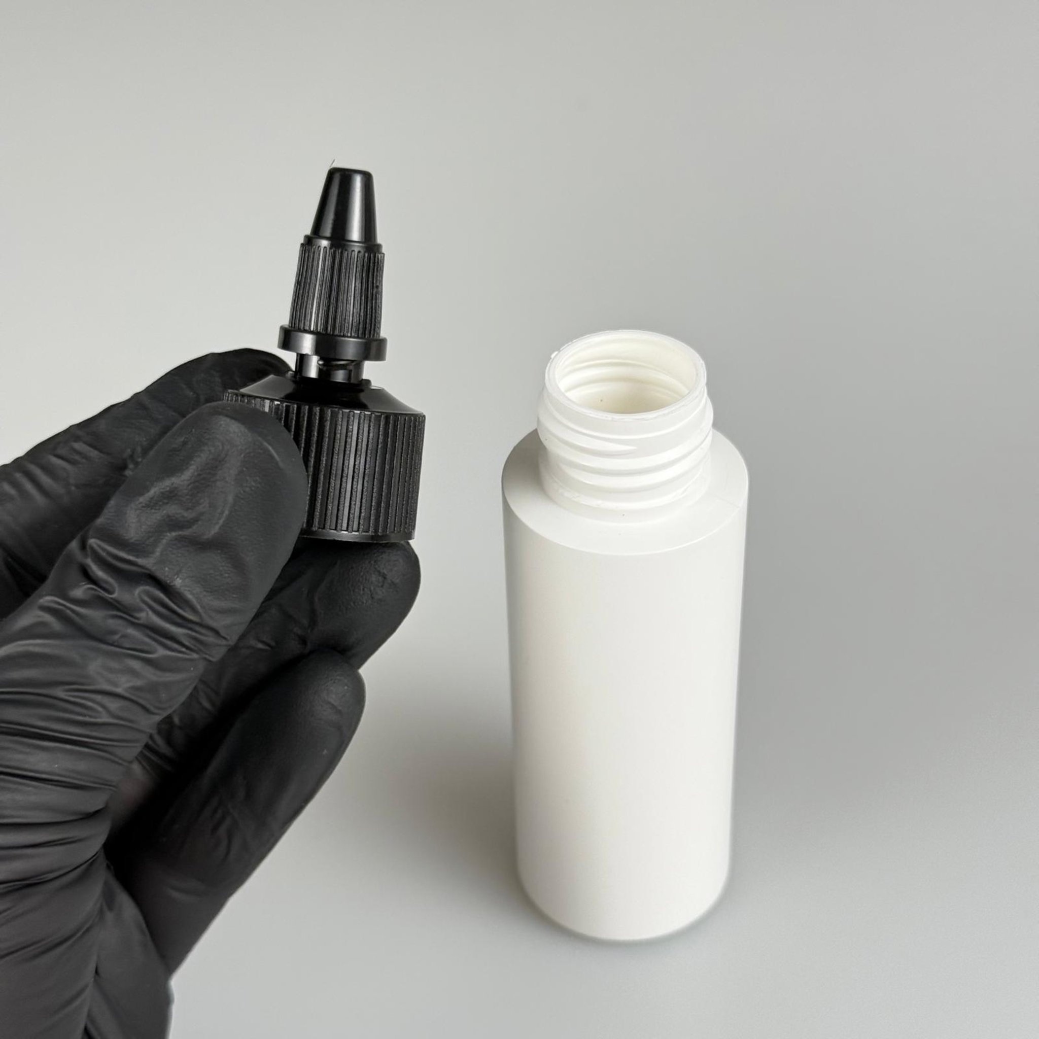 YAĞ, SOS, ACI SOS, SİRKE, SRIRACHA, MÜREKKEP, TUTKAL AKITICI VB BOŞ ŞİŞELERİ - SİYAH SİVRİ TWİST AKITICI KAPAK + 50 ML BEYAZ POLİETİLEN PLASTİK ŞİŞE TAKIM
