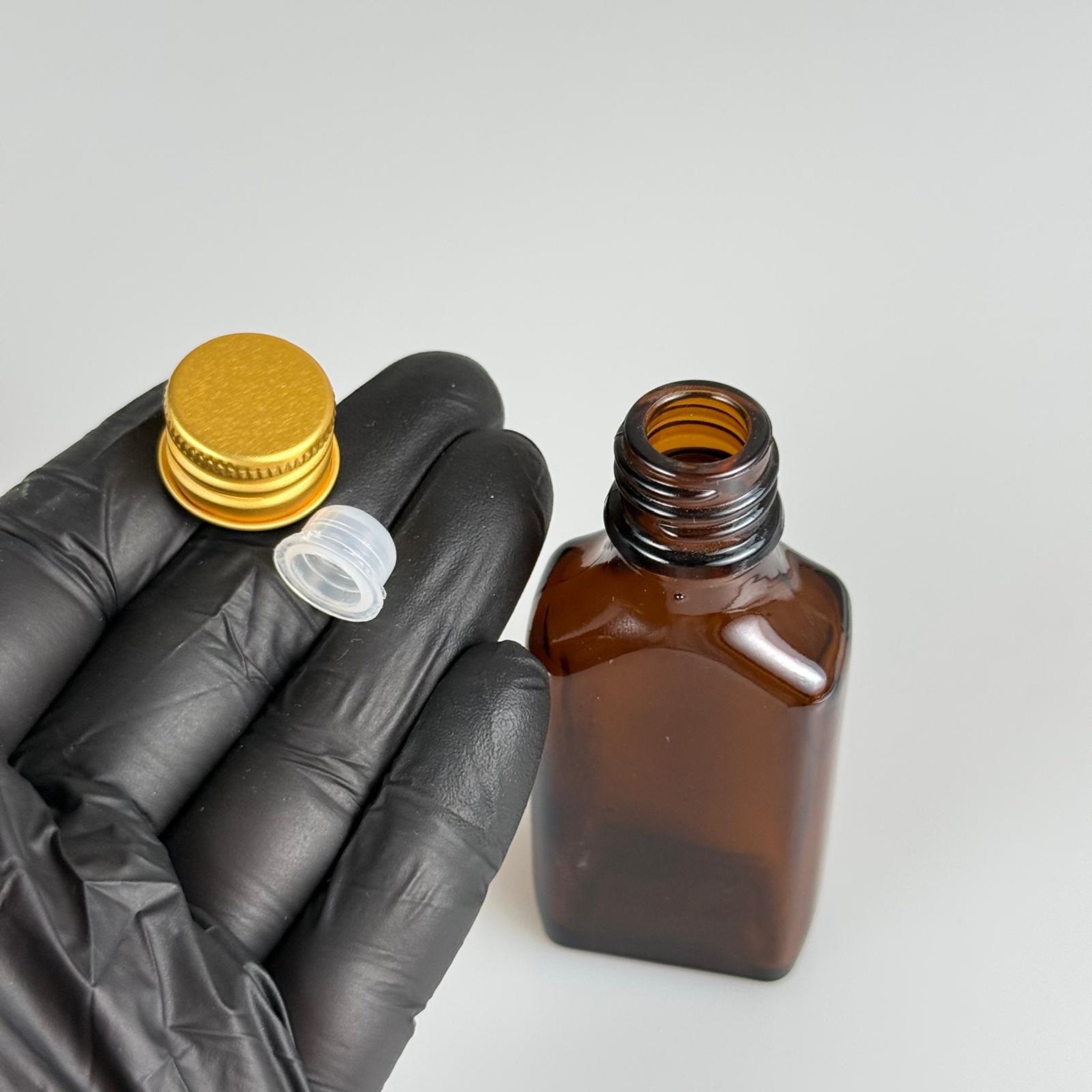 30 CC AMBER YASSI CAM ŞİŞE + GOLD ALÜMİNYUM METAL KAPAKLI + KÖR TIPALI TAKIM - 30 ML KAHVERENGİ CAM ŞİŞE