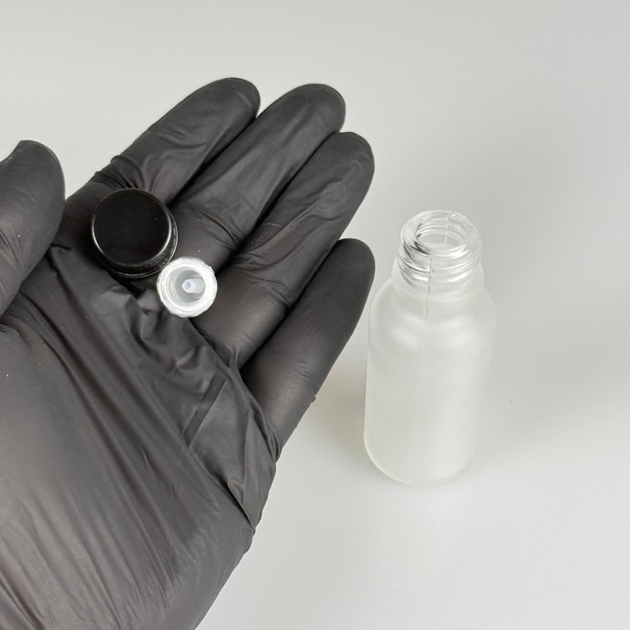 20 CC BUZLU CAM ŞİŞE + KÖPÜK CONTALI SİYAH ALÜMİNYUM METAL KAPAKLI + KOOLONYA TIPALI TAKIM - 20 ML BUZLU CAM ŞİŞE