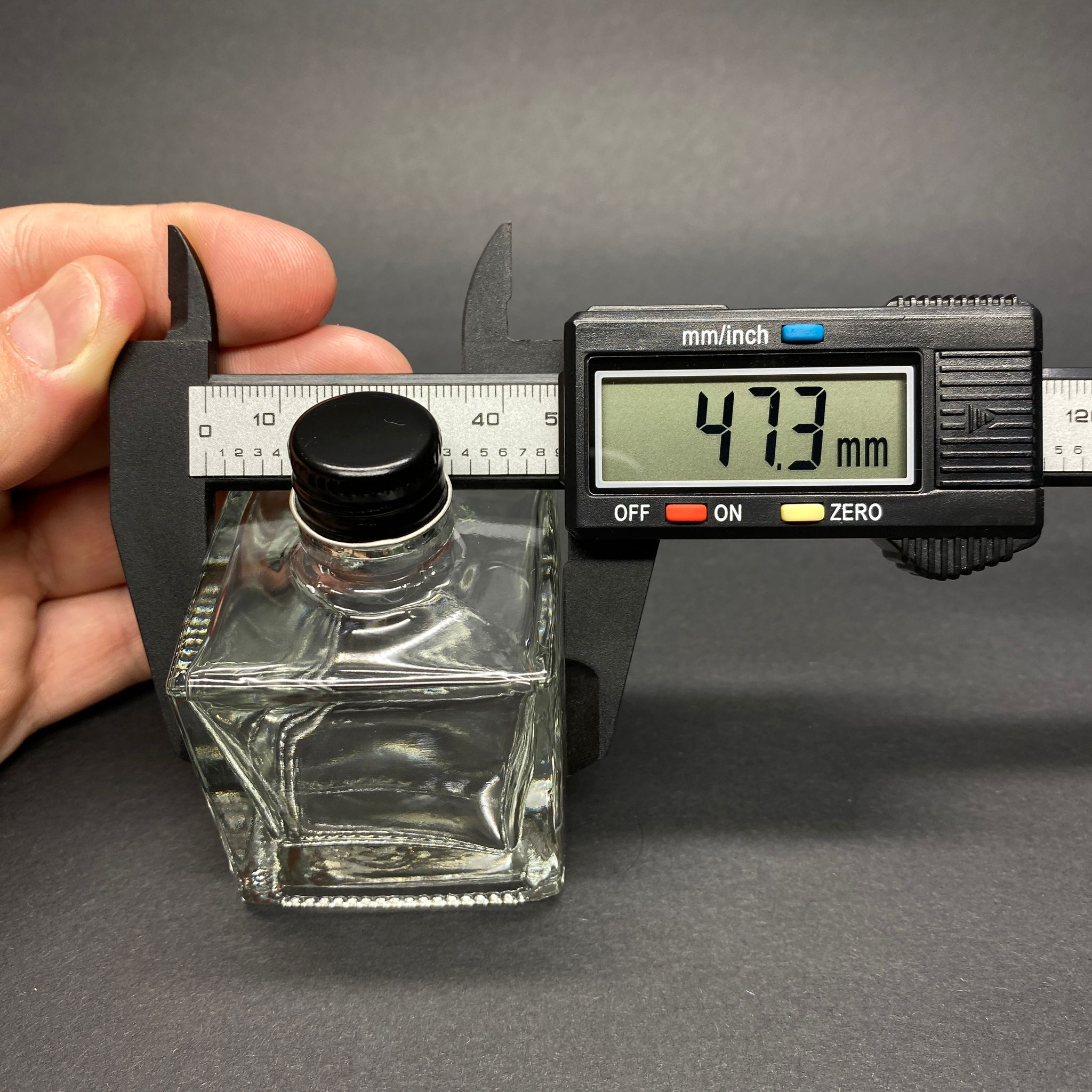 HEDİYELİK CAM KOLONYA ŞİŞESİ - 50 ML KARE ŞİŞE + SİYAH METAL KAPAK + KOLONYA TIPALI TAKIM