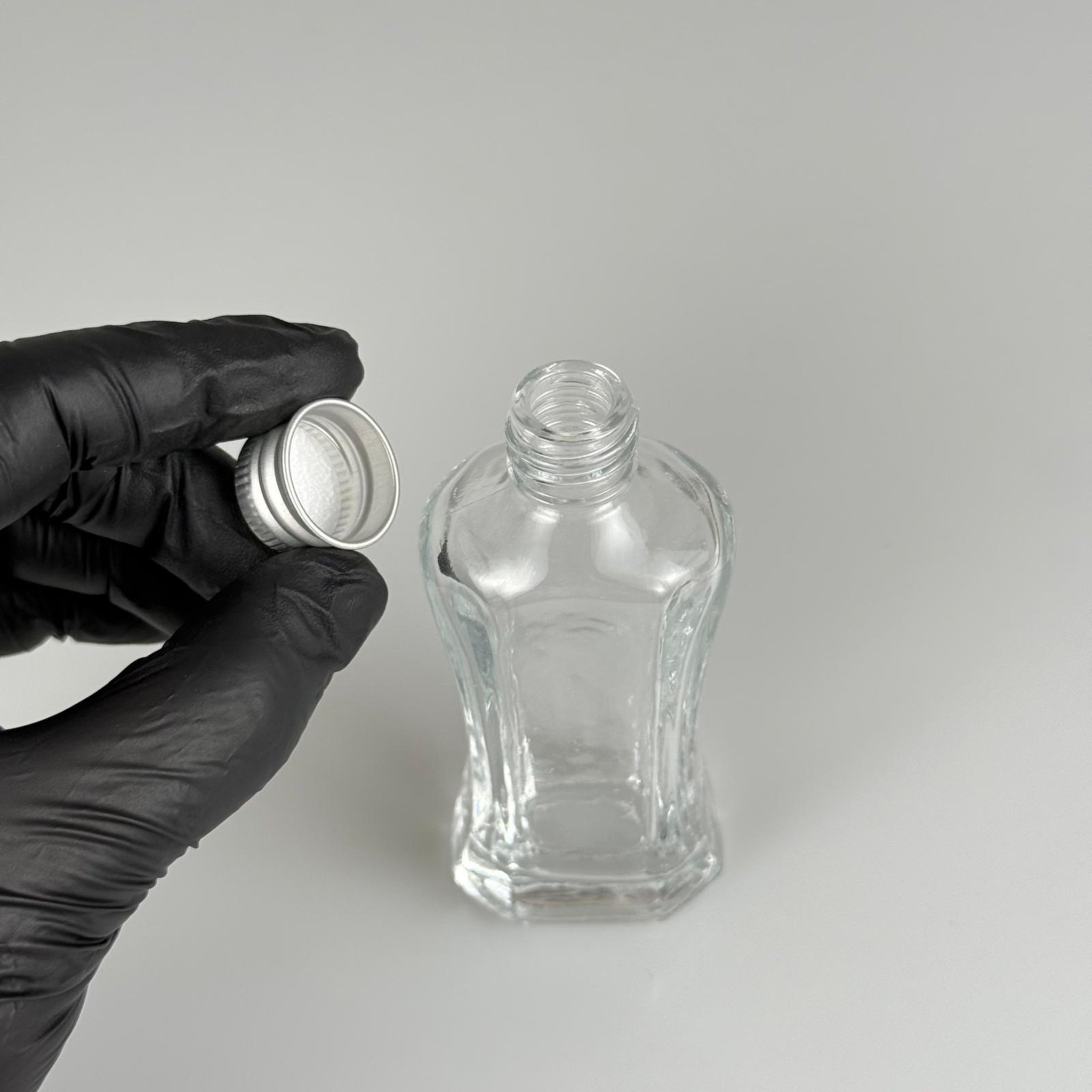 50 CC MİLANO MODEL CAM ŞİŞE + GÜMÜŞ ALÜMİNYUM METAL KAPAKLI TAKIM - 50 ML LÜKS CAM ŞİŞE (CAMIN KALINLIĞI İLE İLGİLİ + - 5 ML TOLERANS OLABİLİR)