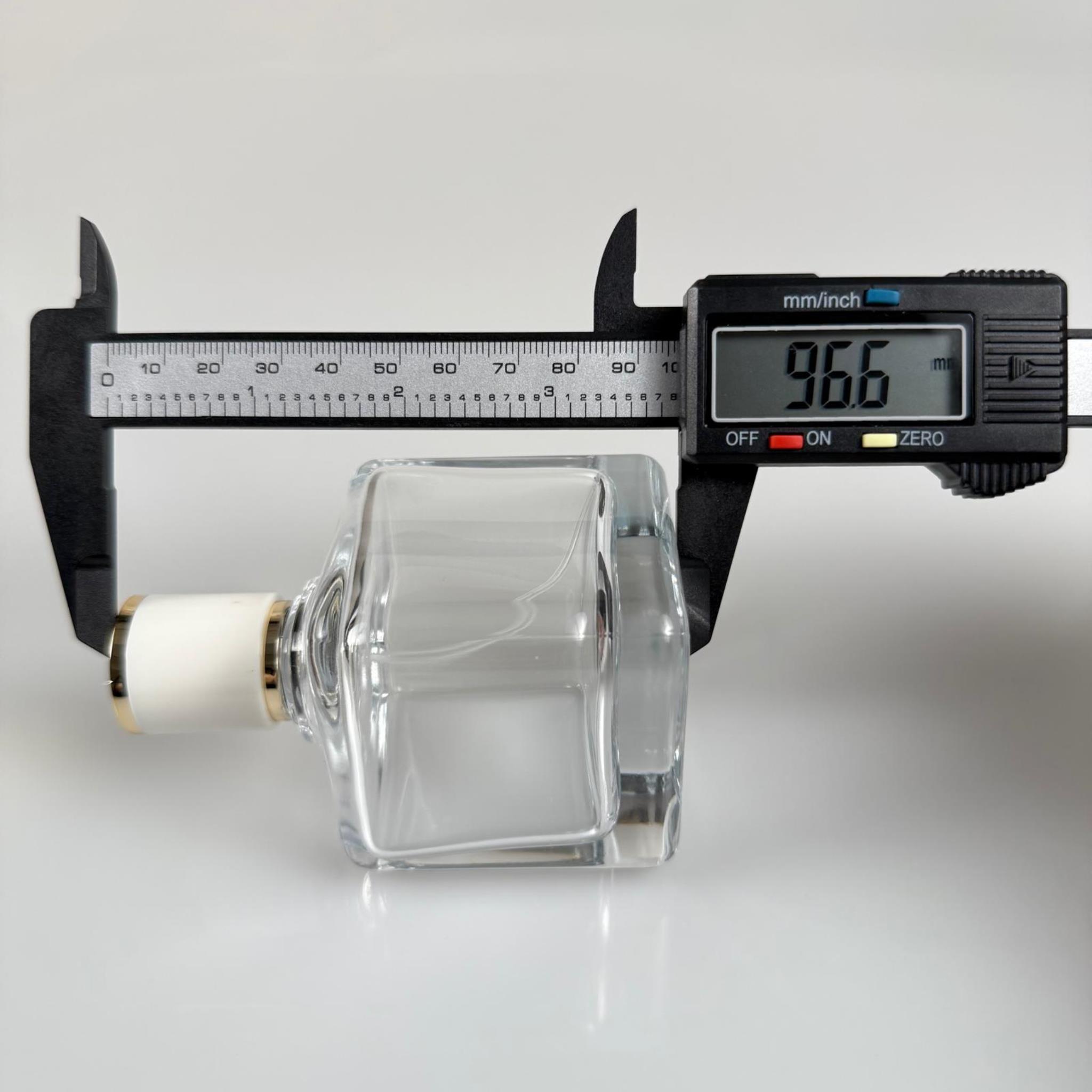 100 ML KARE MODEL LURA PARFÜM ŞİŞESİ - SİYAH METAL SPREYLİ + GOLD BEYAZ KAPAKLI (AĞIZ 15 MM GEÇME KOLAY KAPAMA)